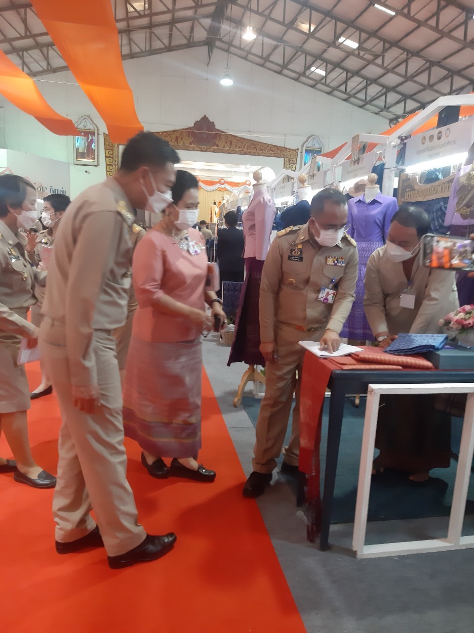 จังหวัดหนองคาย เฝ้ารับเสด็จ สมเด็จพระเจ้าลูกเธอ เจ้าฟ้าสิริวัณณวรี นารีรัตนราชกัญญา ในการเสด็จทอดพระเนตรนิทรรศการกลุ่มทอผ้าไหมกลุ่มแรกของมูลนิธิส่งเสริมศิลปาชีพในสมเด็จพระนางเจ้าสิริกิติ์ พระบรมราชินีนารถ