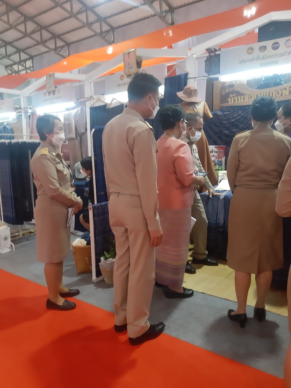 จังหวัดหนองคาย เฝ้ารับเสด็จ สมเด็จพระเจ้าลูกเธอ เจ้าฟ้าสิริวัณณวรี นารีรัตนราชกัญญา ในการเสด็จทอดพระเนตรนิทรรศการกลุ่มทอผ้าไหมกลุ่มแรกของมูลนิธิส่งเสริมศิลปาชีพในสมเด็จพระนางเจ้าสิริกิติ์ พระบรมราชินีนารถ