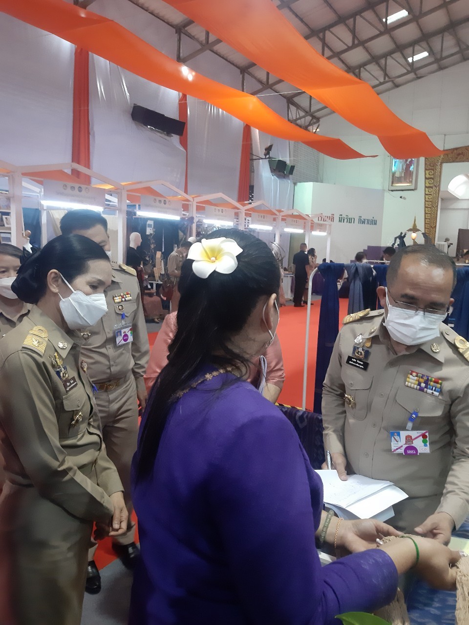 จังหวัดหนองคาย เฝ้ารับเสด็จ สมเด็จพระเจ้าลูกเธอ เจ้าฟ้าสิริวัณณวรี นารีรัตนราชกัญญา ในการเสด็จทอดพระเนตรนิทรรศการกลุ่มทอผ้าไหมกลุ่มแรกของมูลนิธิส่งเสริมศิลปาชีพในสมเด็จพระนางเจ้าสิริกิติ์ พระบรมราชินีนารถ