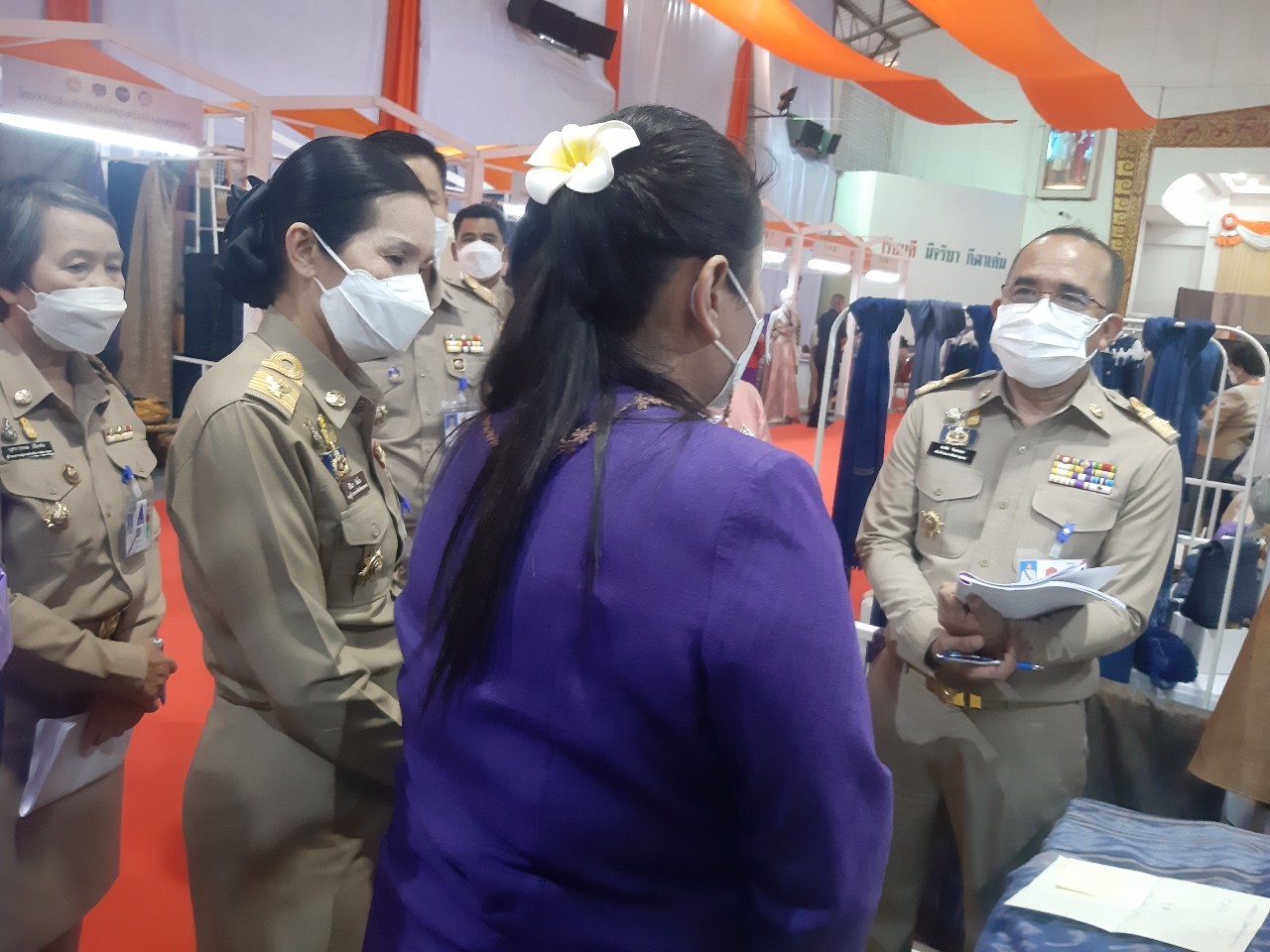 จังหวัดหนองคาย เฝ้ารับเสด็จ สมเด็จพระเจ้าลูกเธอ เจ้าฟ้าสิริวัณณวรี นารีรัตนราชกัญญา ในการเสด็จทอดพระเนตรนิทรรศการกลุ่มทอผ้าไหมกลุ่มแรกของมูลนิธิส่งเสริมศิลปาชีพในสมเด็จพระนางเจ้าสิริกิติ์ พระบรมราชินีนารถ