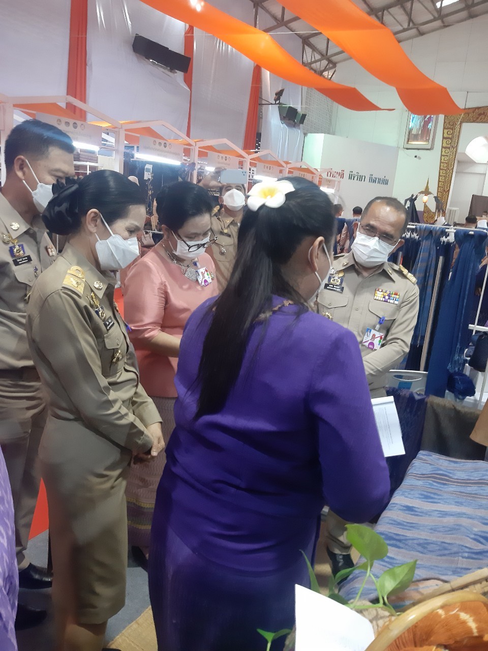 จังหวัดหนองคาย เฝ้ารับเสด็จ สมเด็จพระเจ้าลูกเธอ เจ้าฟ้าสิริวัณณวรี นารีรัตนราชกัญญา ในการเสด็จทอดพระเนตรนิทรรศการกลุ่มทอผ้าไหมกลุ่มแรกของมูลนิธิส่งเสริมศิลปาชีพในสมเด็จพระนางเจ้าสิริกิติ์ พระบรมราชินีนารถ