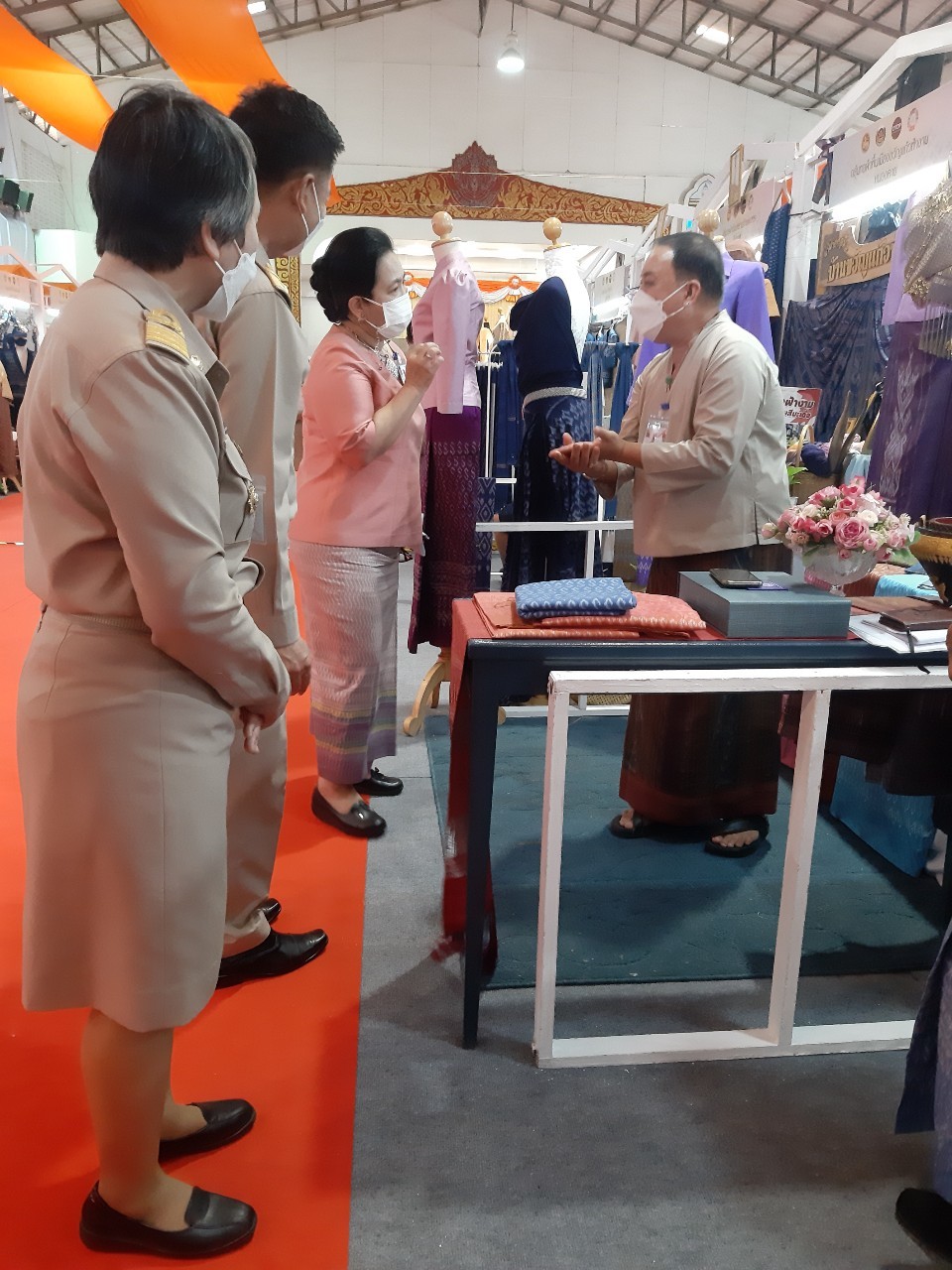 จังหวัดหนองคาย เฝ้ารับเสด็จ สมเด็จพระเจ้าลูกเธอ เจ้าฟ้าสิริวัณณวรี นารีรัตนราชกัญญา ในการเสด็จทอดพระเนตรนิทรรศการกลุ่มทอผ้าไหมกลุ่มแรกของมูลนิธิส่งเสริมศิลปาชีพในสมเด็จพระนางเจ้าสิริกิติ์ พระบรมราชินีนารถ