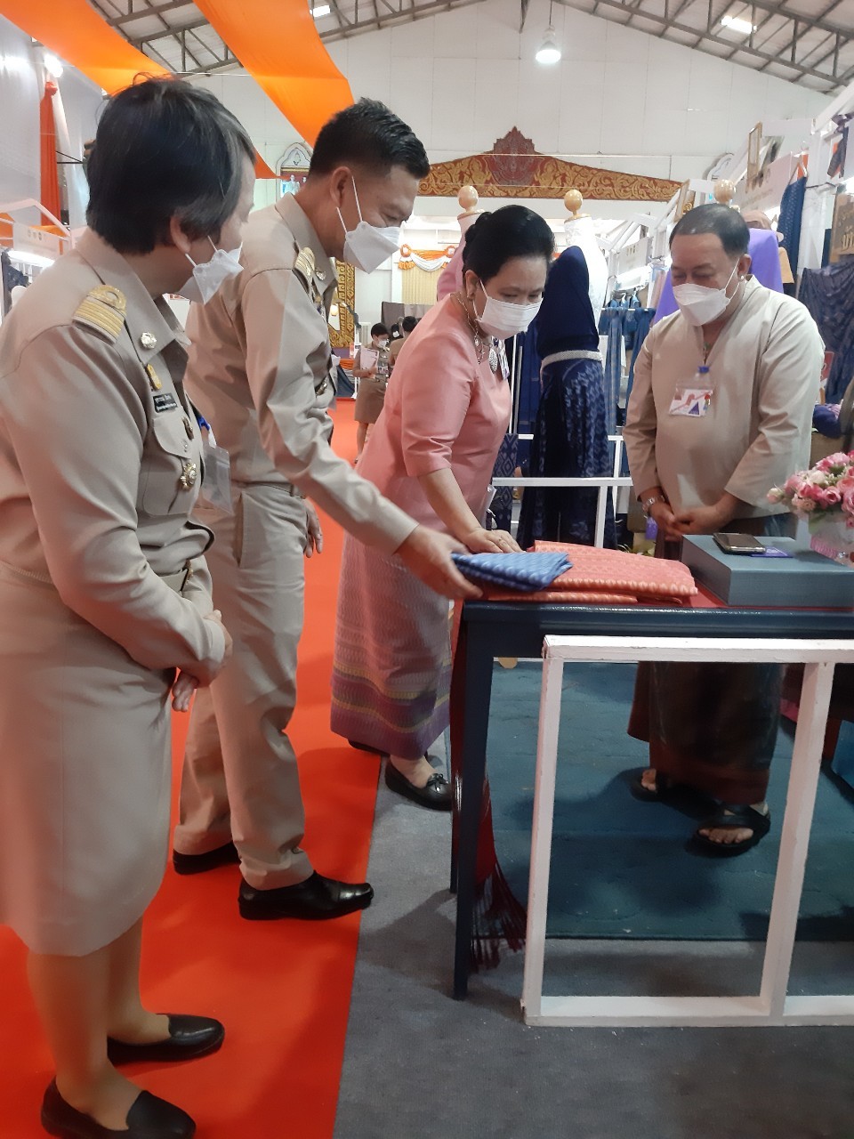 จังหวัดหนองคาย เฝ้ารับเสด็จ สมเด็จพระเจ้าลูกเธอ เจ้าฟ้าสิริวัณณวรี นารีรัตนราชกัญญา ในการเสด็จทอดพระเนตรนิทรรศการกลุ่มทอผ้าไหมกลุ่มแรกของมูลนิธิส่งเสริมศิลปาชีพในสมเด็จพระนางเจ้าสิริกิติ์ พระบรมราชินีนารถ