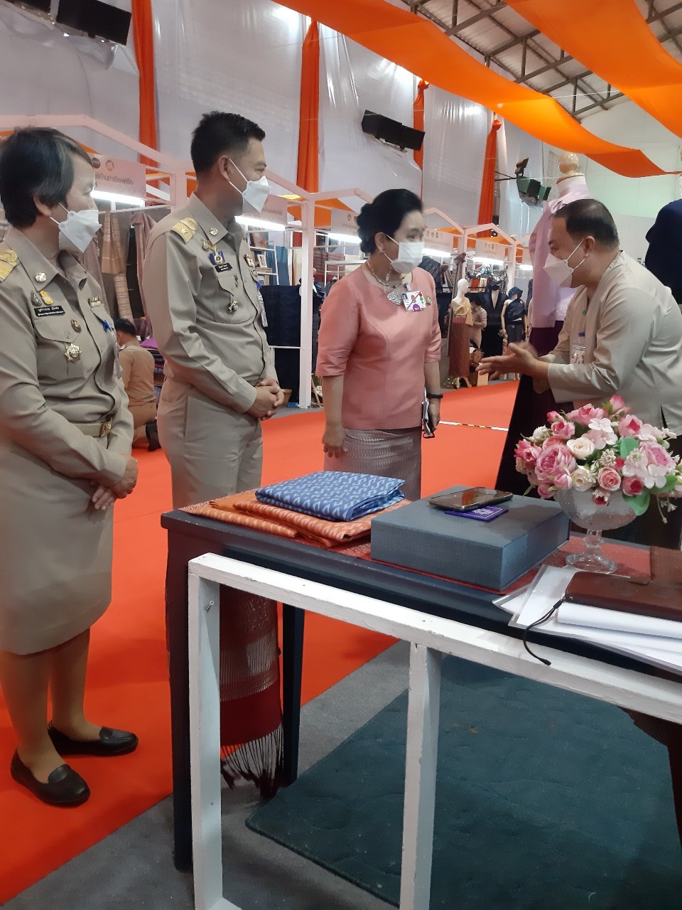 จังหวัดหนองคาย เฝ้ารับเสด็จ สมเด็จพระเจ้าลูกเธอ เจ้าฟ้าสิริวัณณวรี นารีรัตนราชกัญญา ในการเสด็จทอดพระเนตรนิทรรศการกลุ่มทอผ้าไหมกลุ่มแรกของมูลนิธิส่งเสริมศิลปาชีพในสมเด็จพระนางเจ้าสิริกิติ์ พระบรมราชินีนารถ