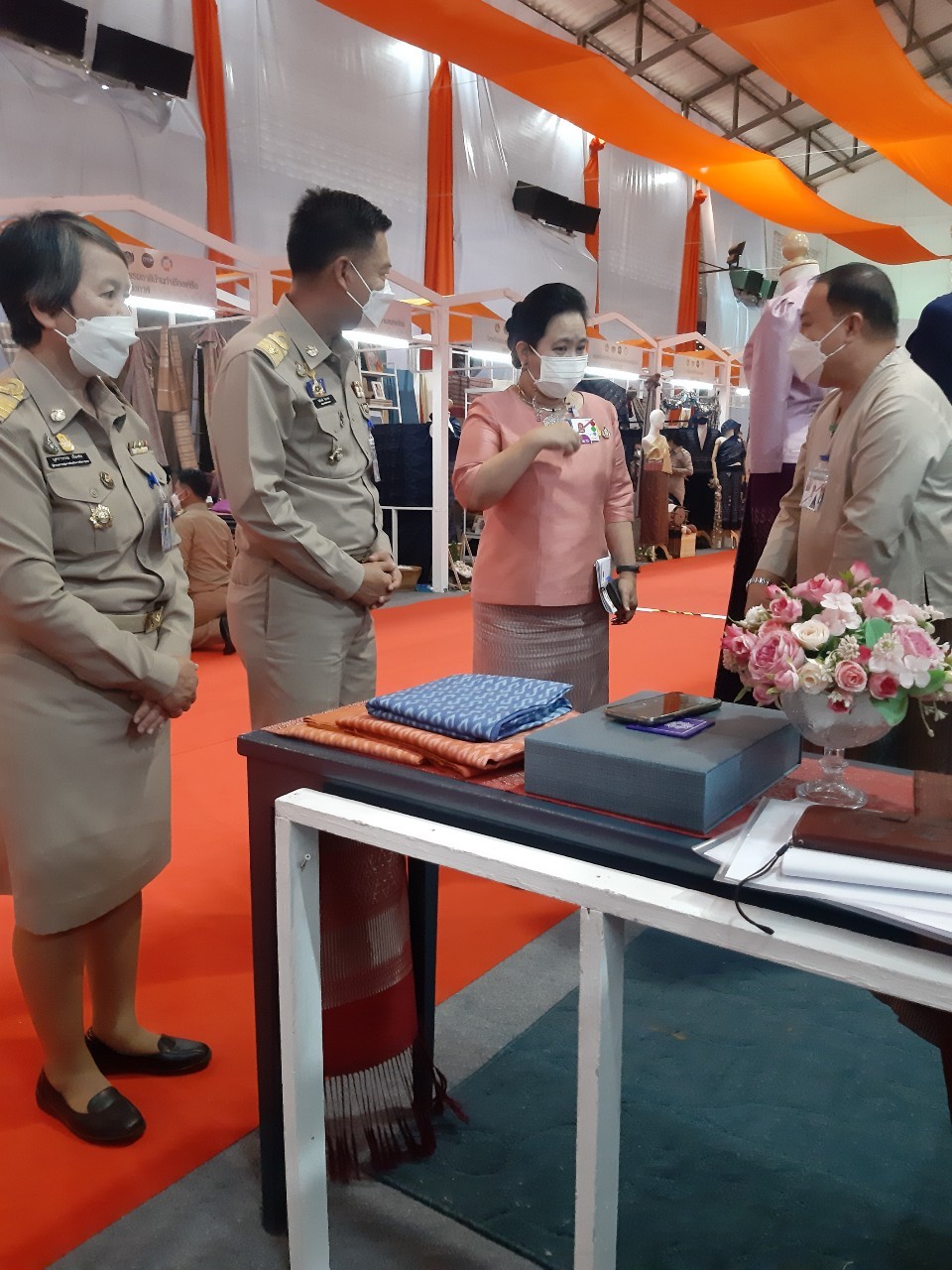 จังหวัดหนองคาย เฝ้ารับเสด็จ สมเด็จพระเจ้าลูกเธอ เจ้าฟ้าสิริวัณณวรี นารีรัตนราชกัญญา ในการเสด็จทอดพระเนตรนิทรรศการกลุ่มทอผ้าไหมกลุ่มแรกของมูลนิธิส่งเสริมศิลปาชีพในสมเด็จพระนางเจ้าสิริกิติ์ พระบรมราชินีนารถ