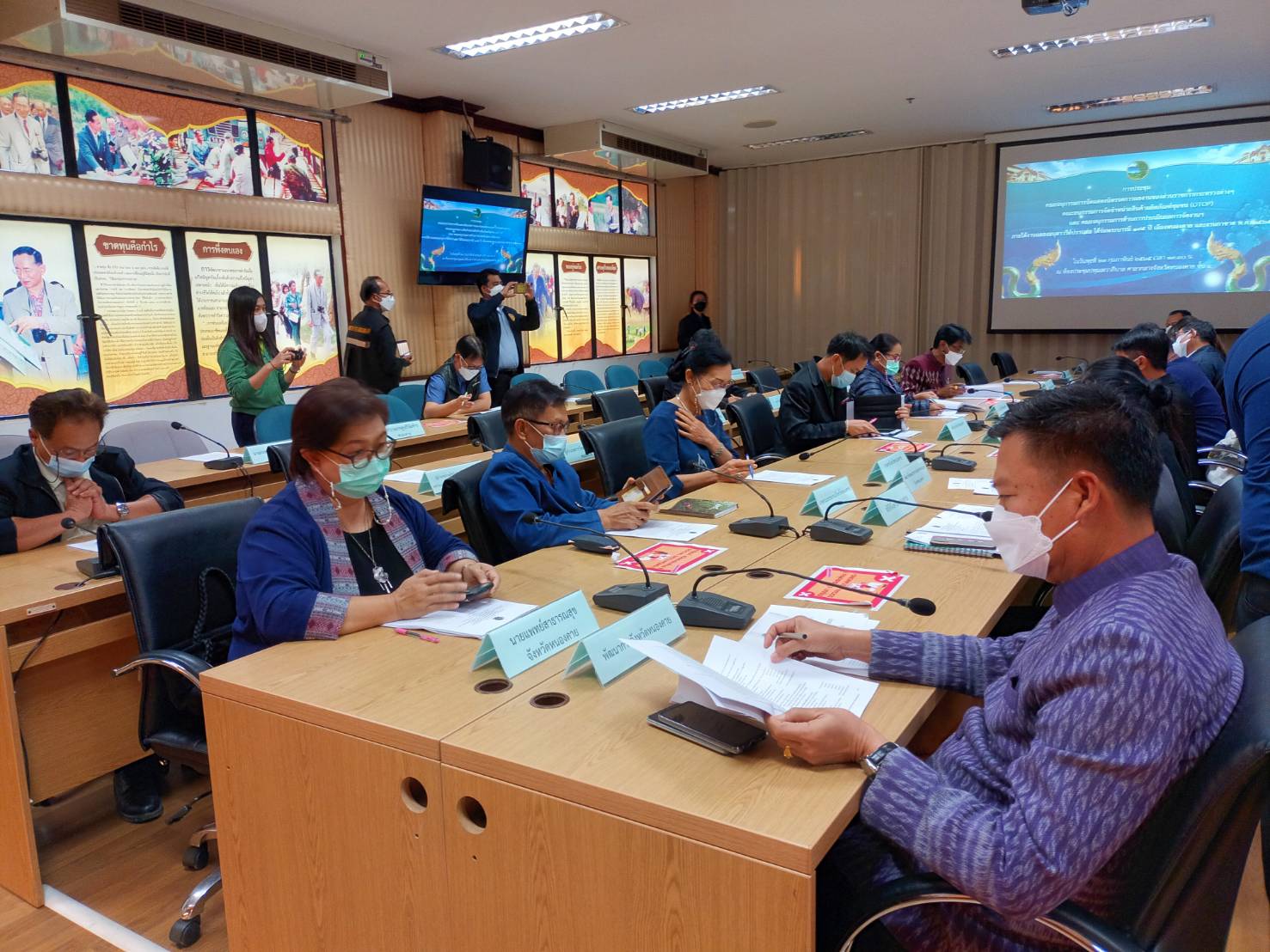 พช.หนองคาย ร่วมประชุมคณะอนุกรรมการจัดแสดงนิทรรศการผลงานของส่วนราชการกระทรวงต่าง ๆ คณะอนุกรรมการจัดจำหน่ายสินค้าผลิตภัณฑ์ชุมชน (OTOP) ภายใต้งานฉลองอนุสาวรีย์ปรับฮ่อ ใต้ร่มพระบารมี 195 ปีเมืองหนองคาย และงานกาชาด พ.ศ. 2565