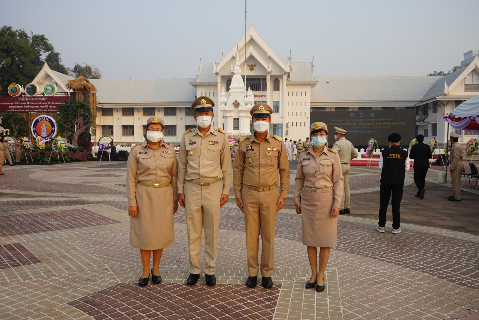 พช.หนองคาย ร่วมพิธีสักการะสิ่งศักดิ์สิทธิ์ พิธีบวงสรวง และทำบุญอุทิศส่วนกุศลให้กับบรรพบุรุษ ในงาน “ฉลองอนุสาวรีย์ปราบฮ่อ ใต้ร่มพระบารมี 195 ปี เมืองหนองคาย”