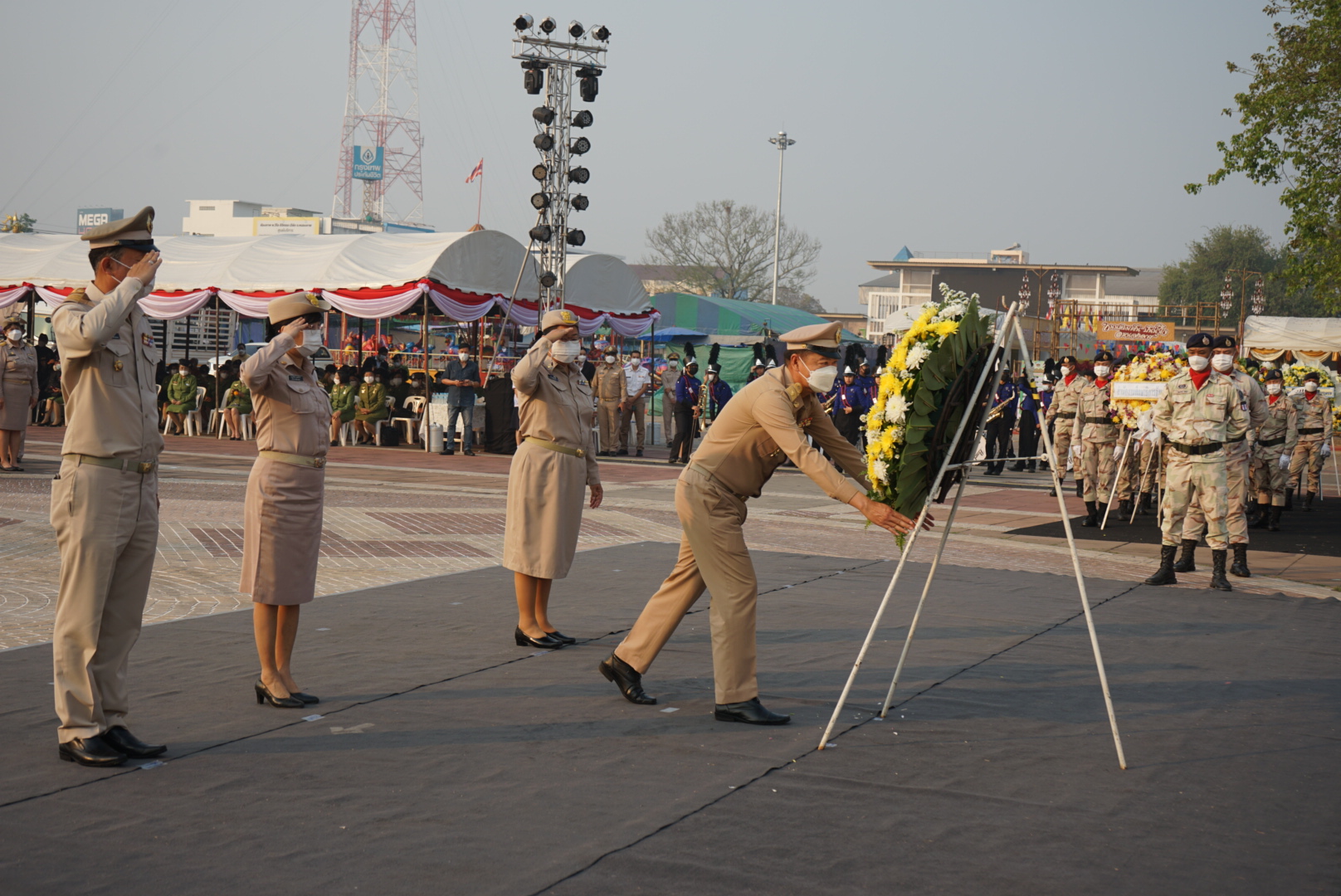 พช.หนองคาย ร่วมพิธีสักการะสิ่งศักดิ์สิทธิ์ พิธีบวงสรวง และทำบุญอุทิศส่วนกุศลให้กับบรรพบุรุษ ในงาน “ฉลองอนุสาวรีย์ปราบฮ่อ ใต้ร่มพระบารมี 195 ปี เมืองหนองคาย”