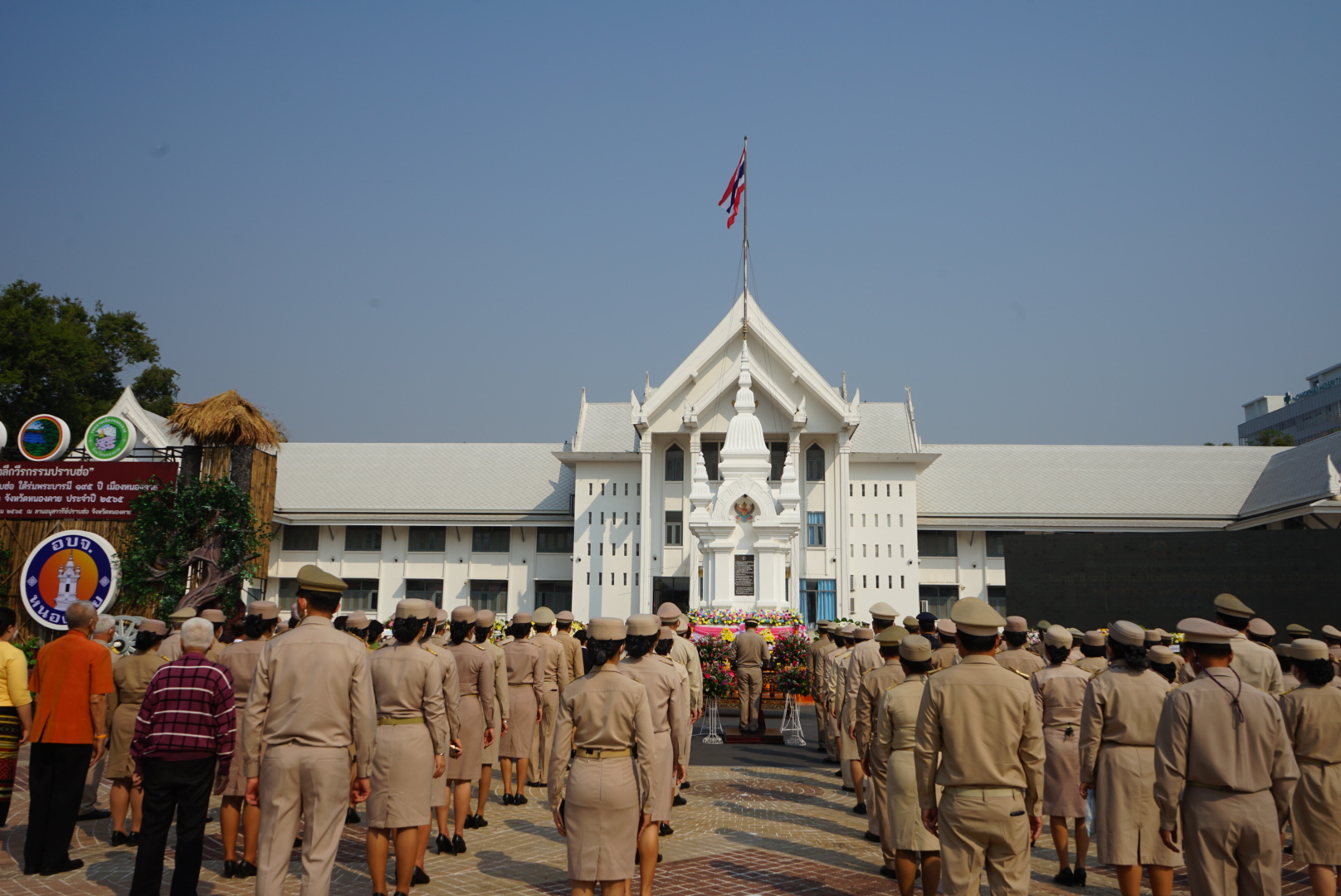 พช.หนองคาย ร่วมพิธีสักการะสิ่งศักดิ์สิทธิ์ พิธีบวงสรวง และทำบุญอุทิศส่วนกุศลให้กับบรรพบุรุษ ในงาน “ฉลองอนุสาวรีย์ปราบฮ่อ ใต้ร่มพระบารมี 195 ปี เมืองหนองคาย”