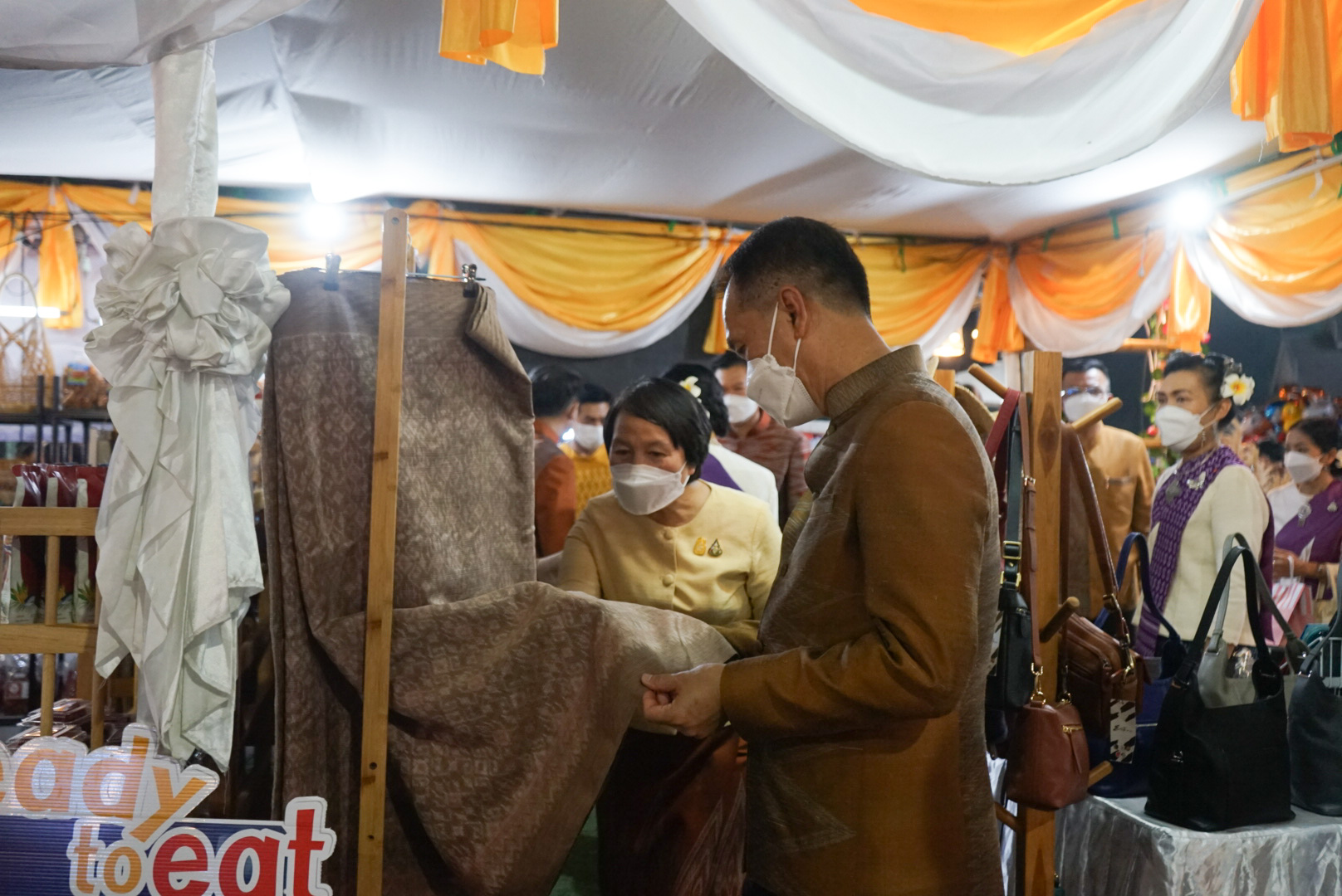 พช.หนองคาย ยกขบวนสินค้าผลิตภัณฑ์ชุมชน ของดี OTOP มาจัดแสดงและจำหน่าย ในงาน “ฉลองอนุสาวรีย์ปราบฮ่อ ใต้ร่มพระบารมี 195 ปี เมืองหนองคาย และงานกาชาด พ.ศ.2565”