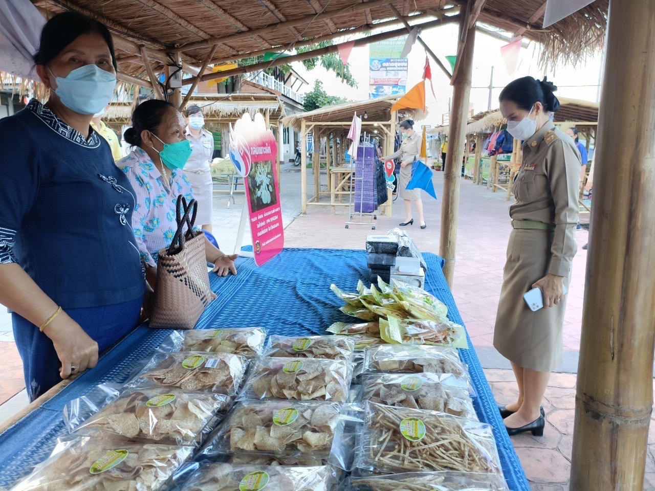 พช.หนองคาย จัดกิจกรรมส่งเสริมช่องทางการตลาดผลิตภัณฑ์กลุ่มอาชีพ สมาชิกกองทุนพัฒนาบทบาทสตรี จังหวัดหนองคาย