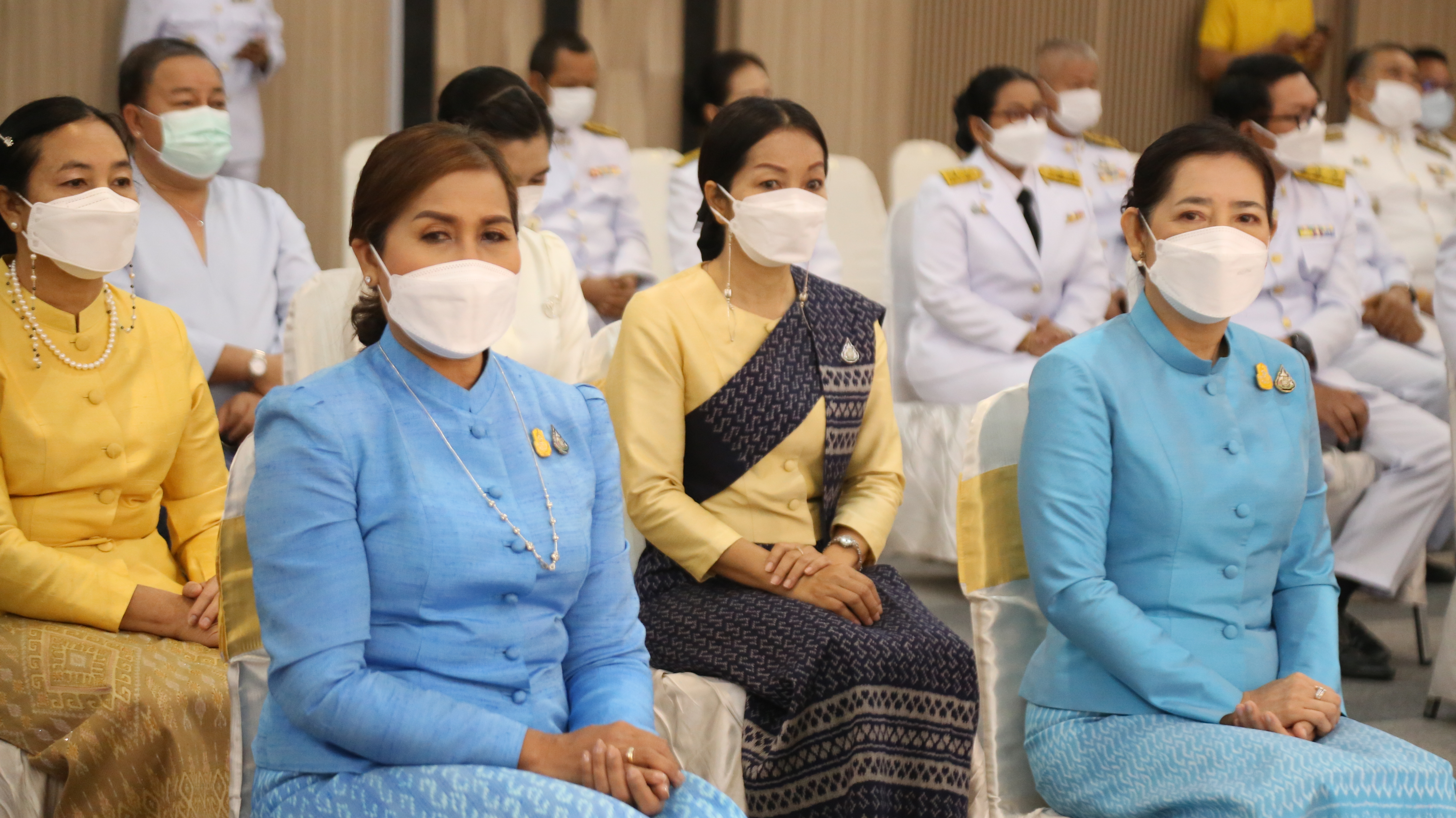 จังหวัดหนองคาย จัดพิธีมอบแบบลายผ้าพระราชทาน “ผ้าขิดลายนารีรัตนราชกัญญา”