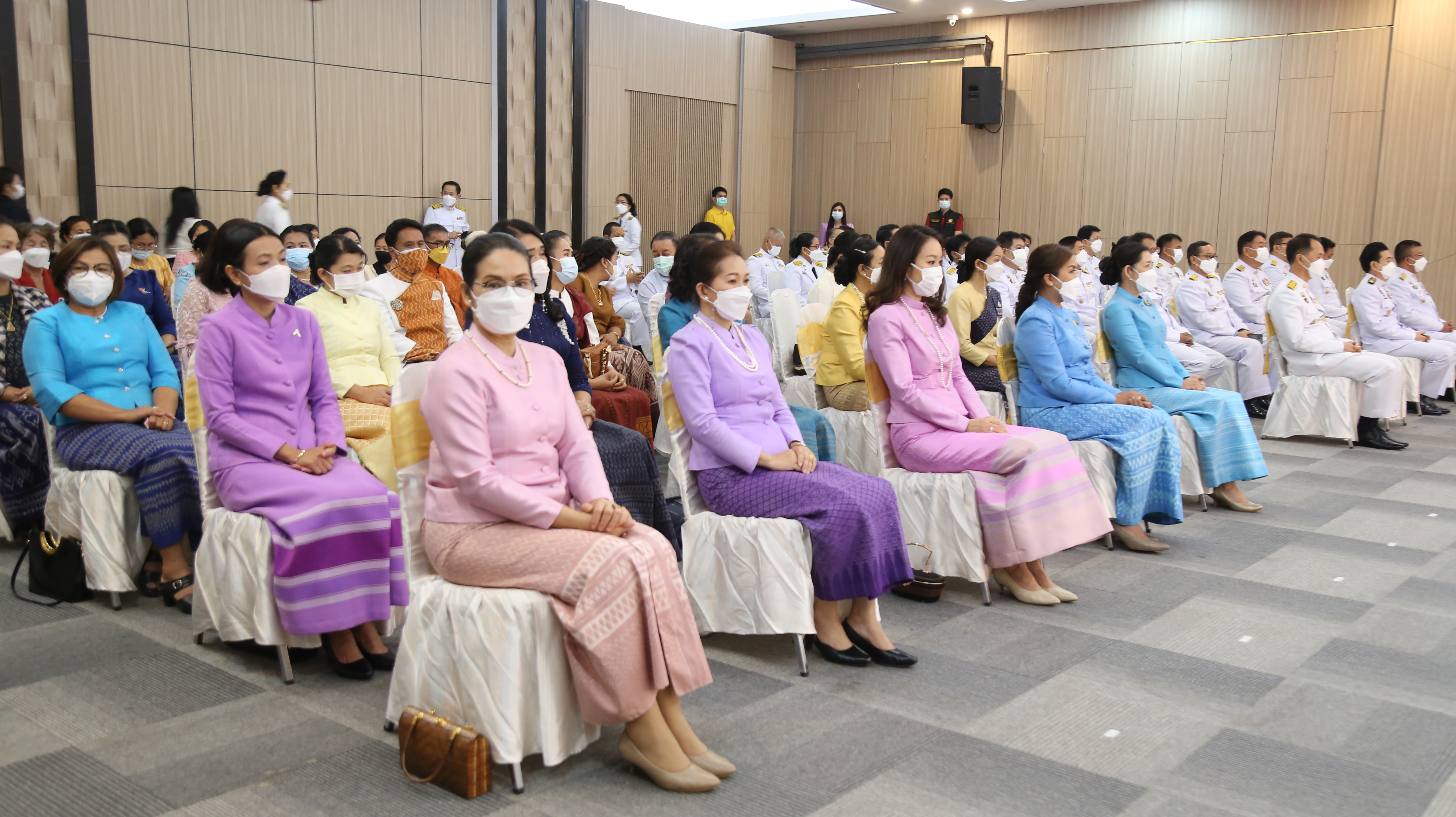 จังหวัดหนองคาย จัดพิธีมอบแบบลายผ้าพระราชทาน “ผ้าขิดลายนารีรัตนราชกัญญา”