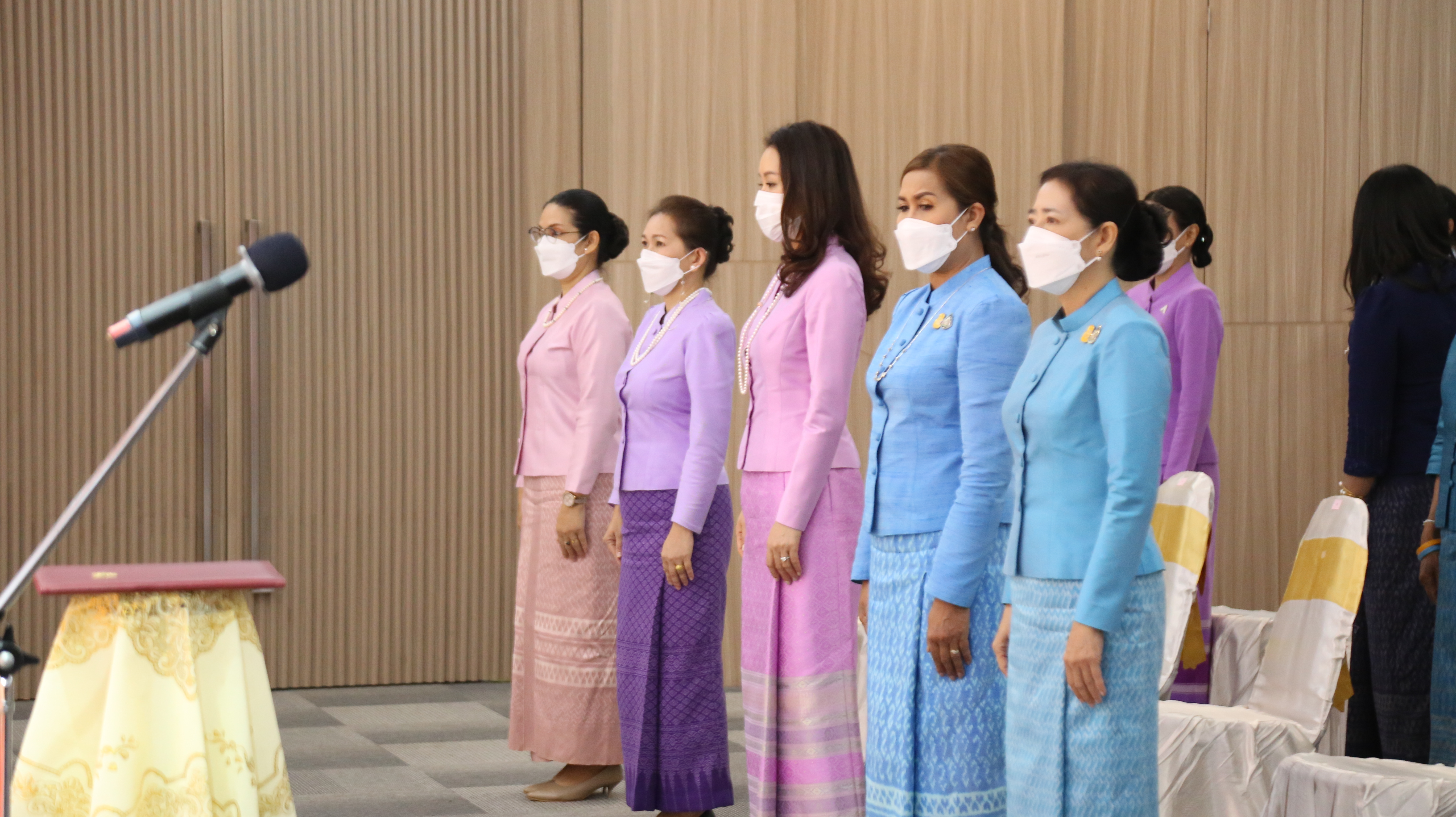 จังหวัดหนองคาย จัดพิธีมอบแบบลายผ้าพระราชทาน “ผ้าขิดลายนารีรัตนราชกัญญา”