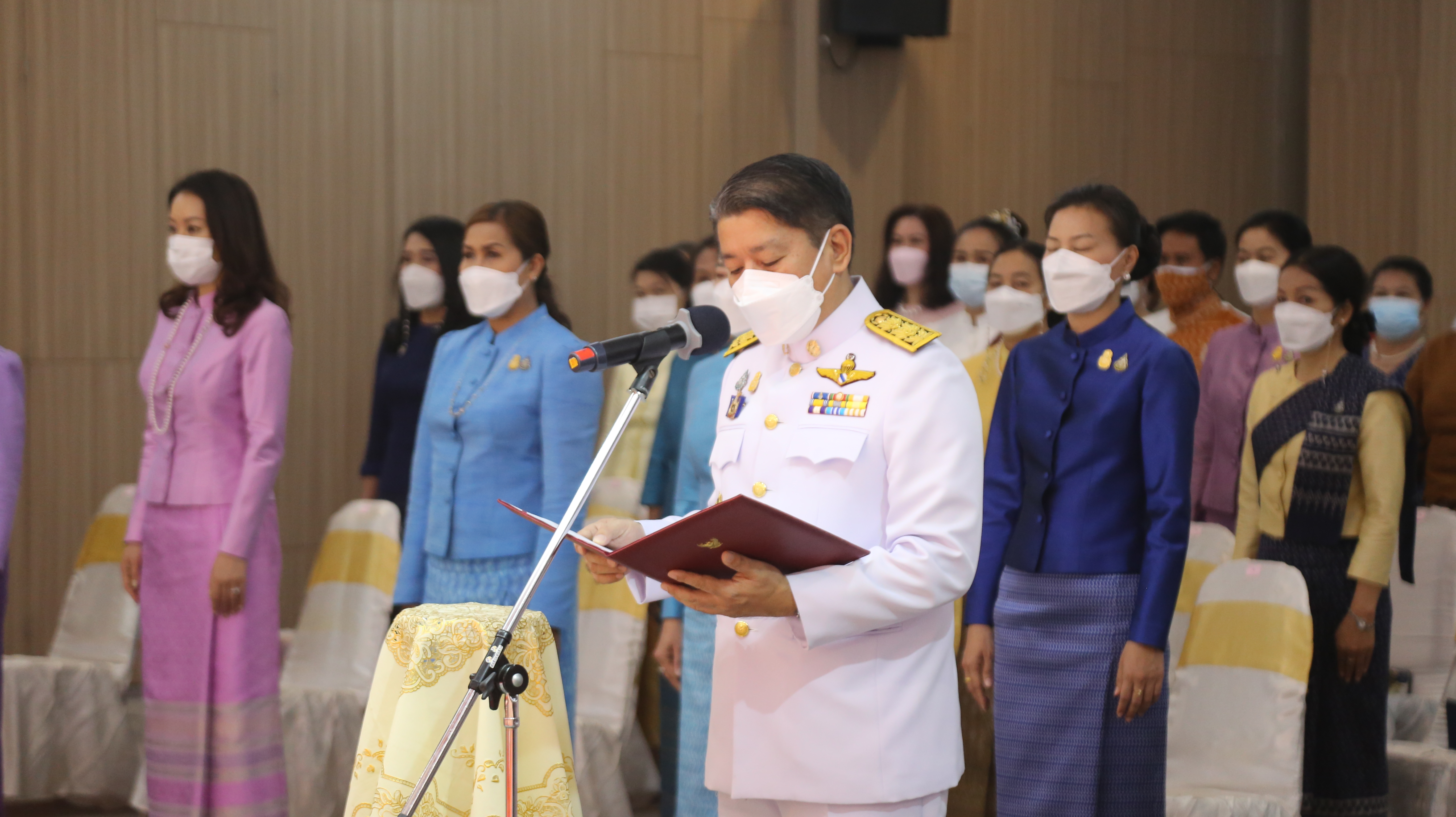จังหวัดหนองคาย จัดพิธีมอบแบบลายผ้าพระราชทาน “ผ้าขิดลายนารีรัตนราชกัญญา”