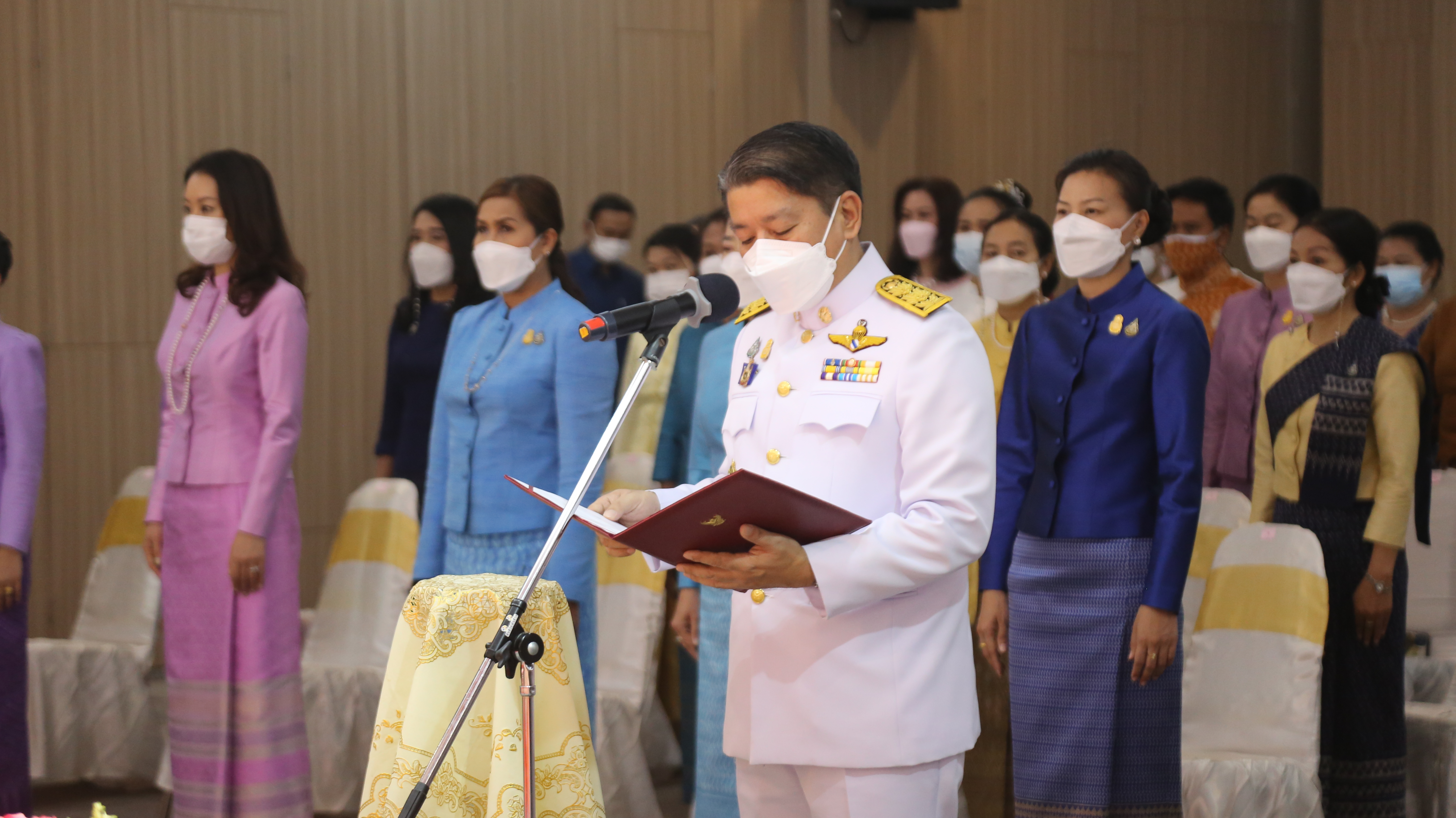 จังหวัดหนองคาย จัดพิธีมอบแบบลายผ้าพระราชทาน “ผ้าขิดลายนารีรัตนราชกัญญา”