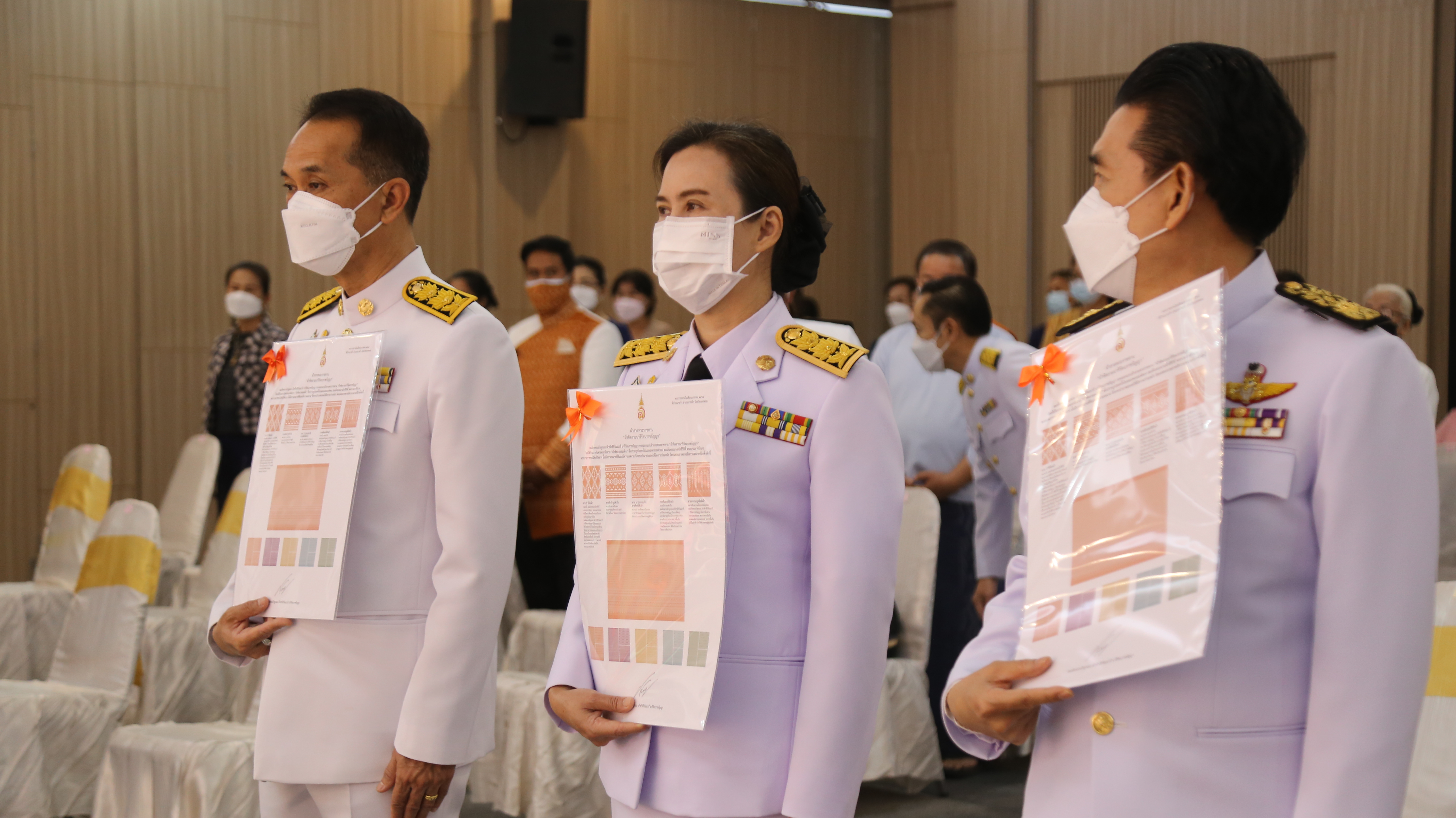 จังหวัดหนองคาย จัดพิธีมอบแบบลายผ้าพระราชทาน “ผ้าขิดลายนารีรัตนราชกัญญา”