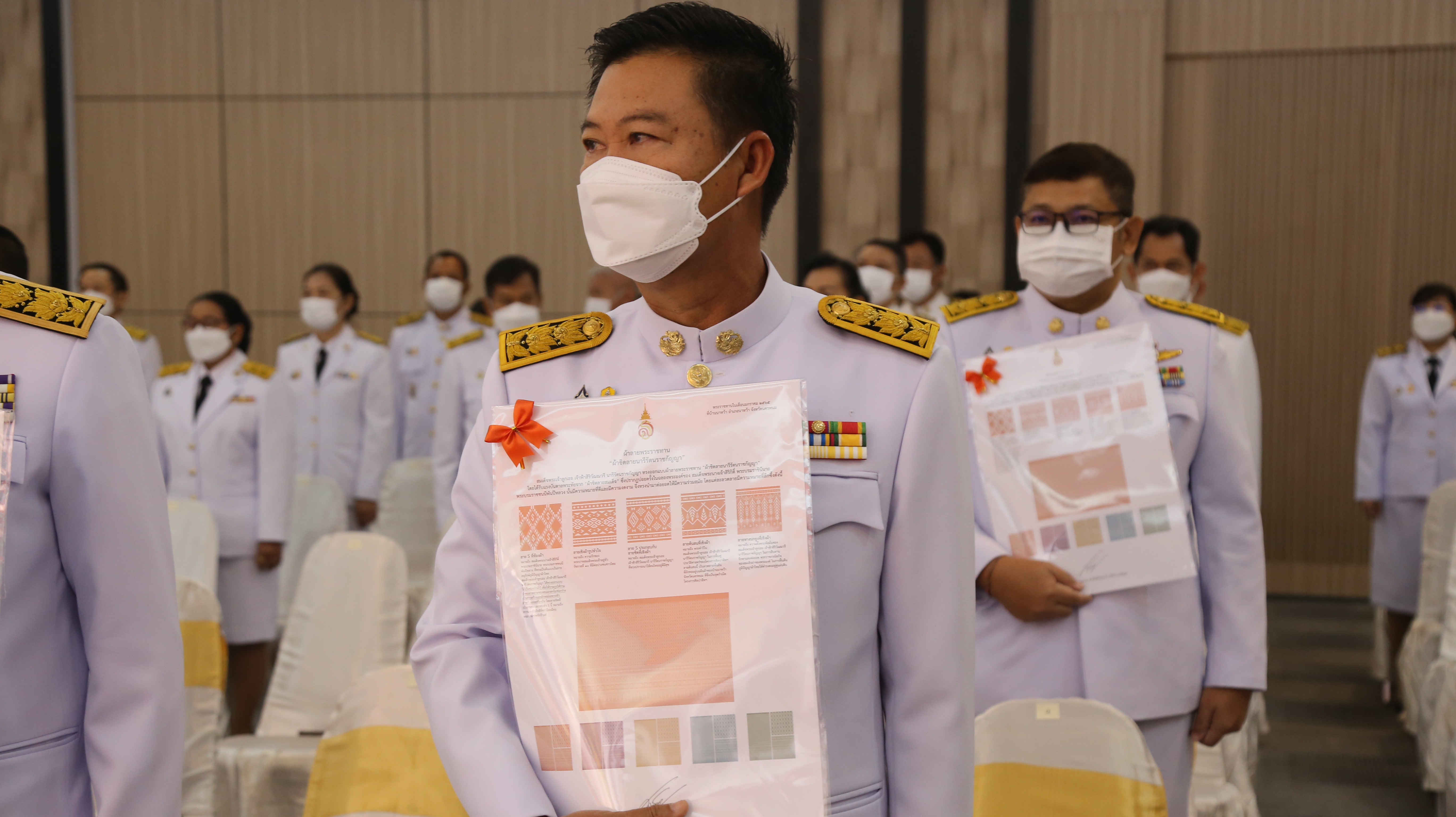 จังหวัดหนองคาย จัดพิธีมอบแบบลายผ้าพระราชทาน “ผ้าขิดลายนารีรัตนราชกัญญา”