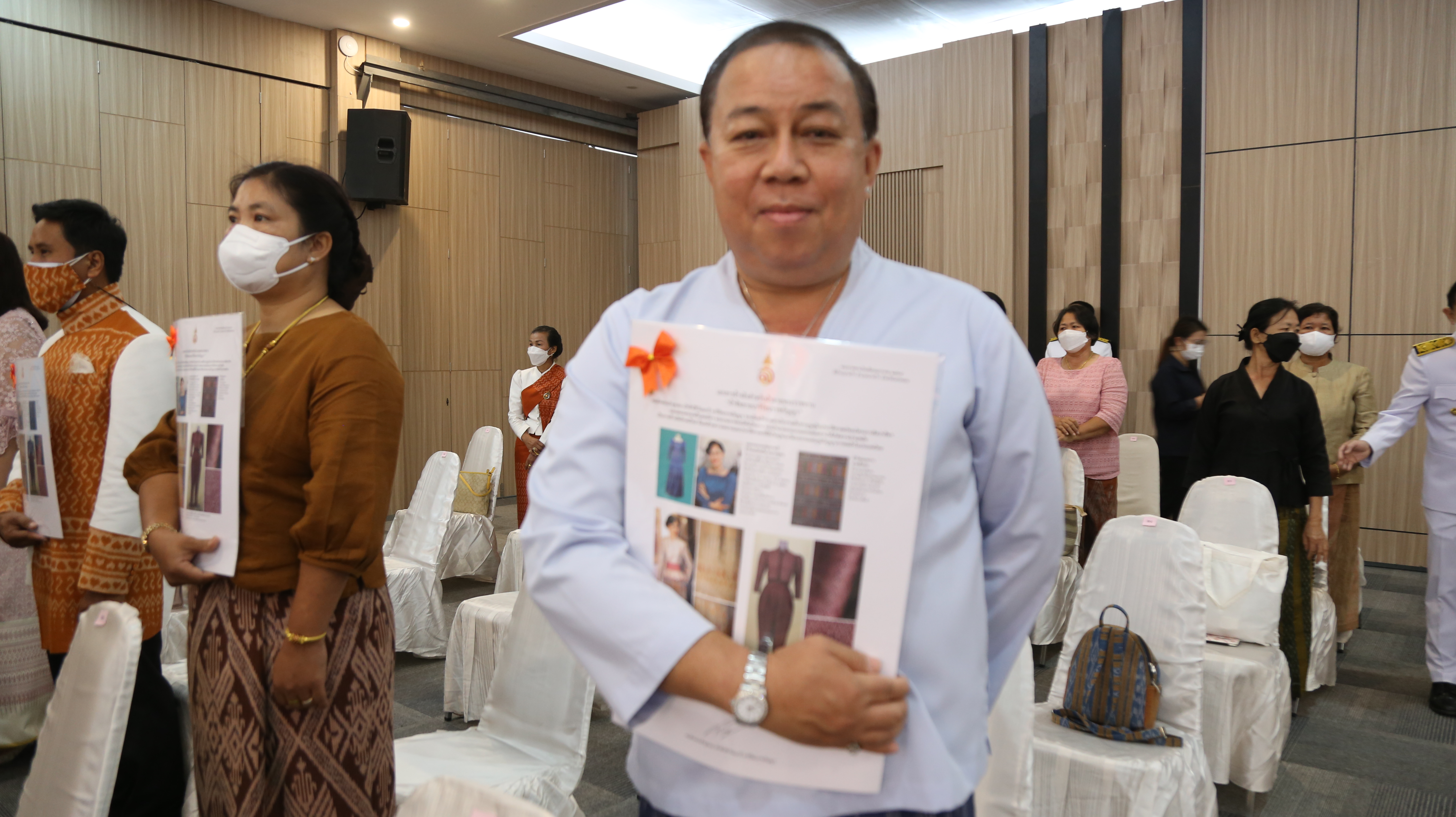 จังหวัดหนองคาย จัดพิธีมอบแบบลายผ้าพระราชทาน “ผ้าขิดลายนารีรัตนราชกัญญา”