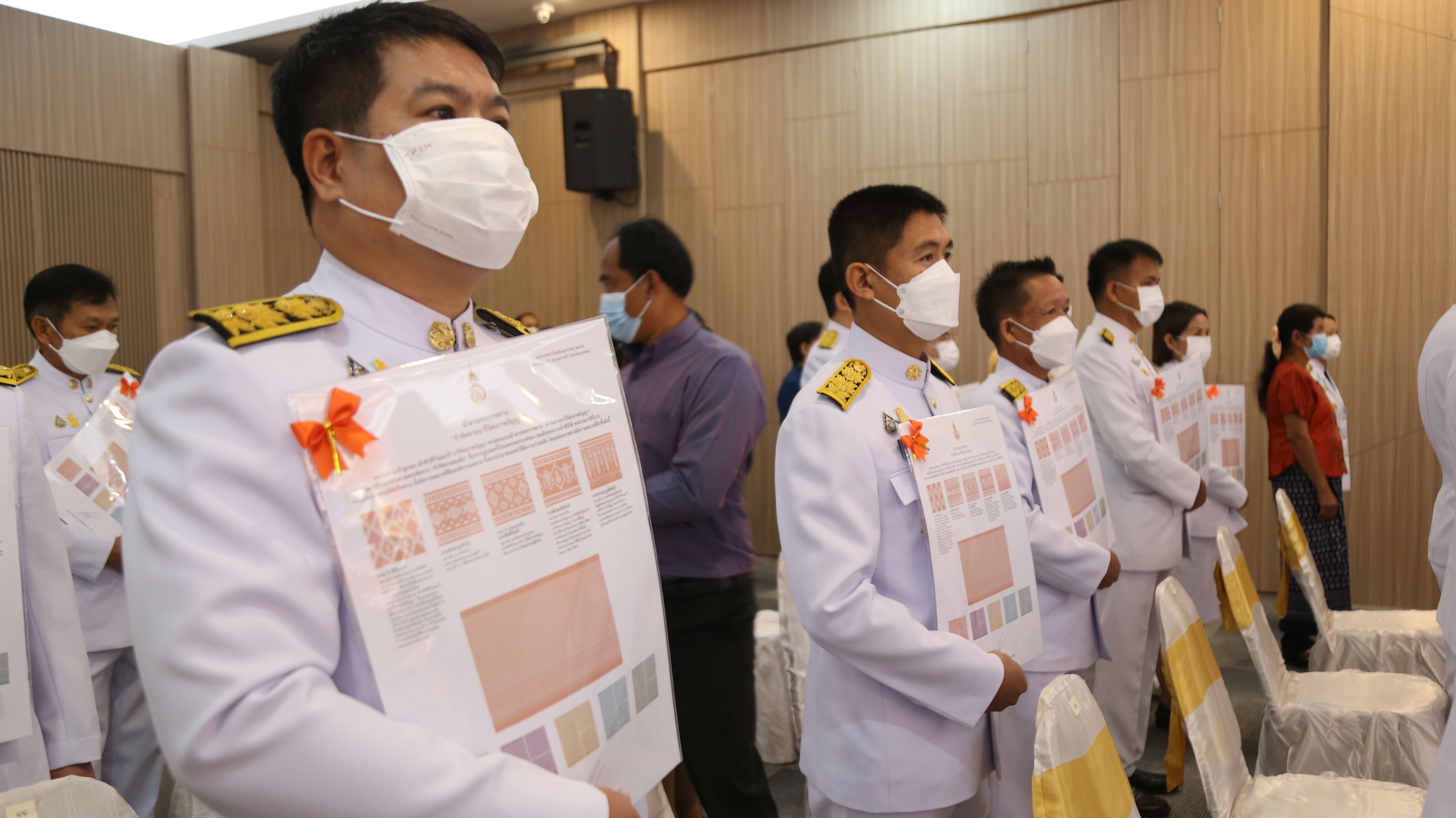 จังหวัดหนองคาย จัดพิธีมอบแบบลายผ้าพระราชทาน “ผ้าขิดลายนารีรัตนราชกัญญา”