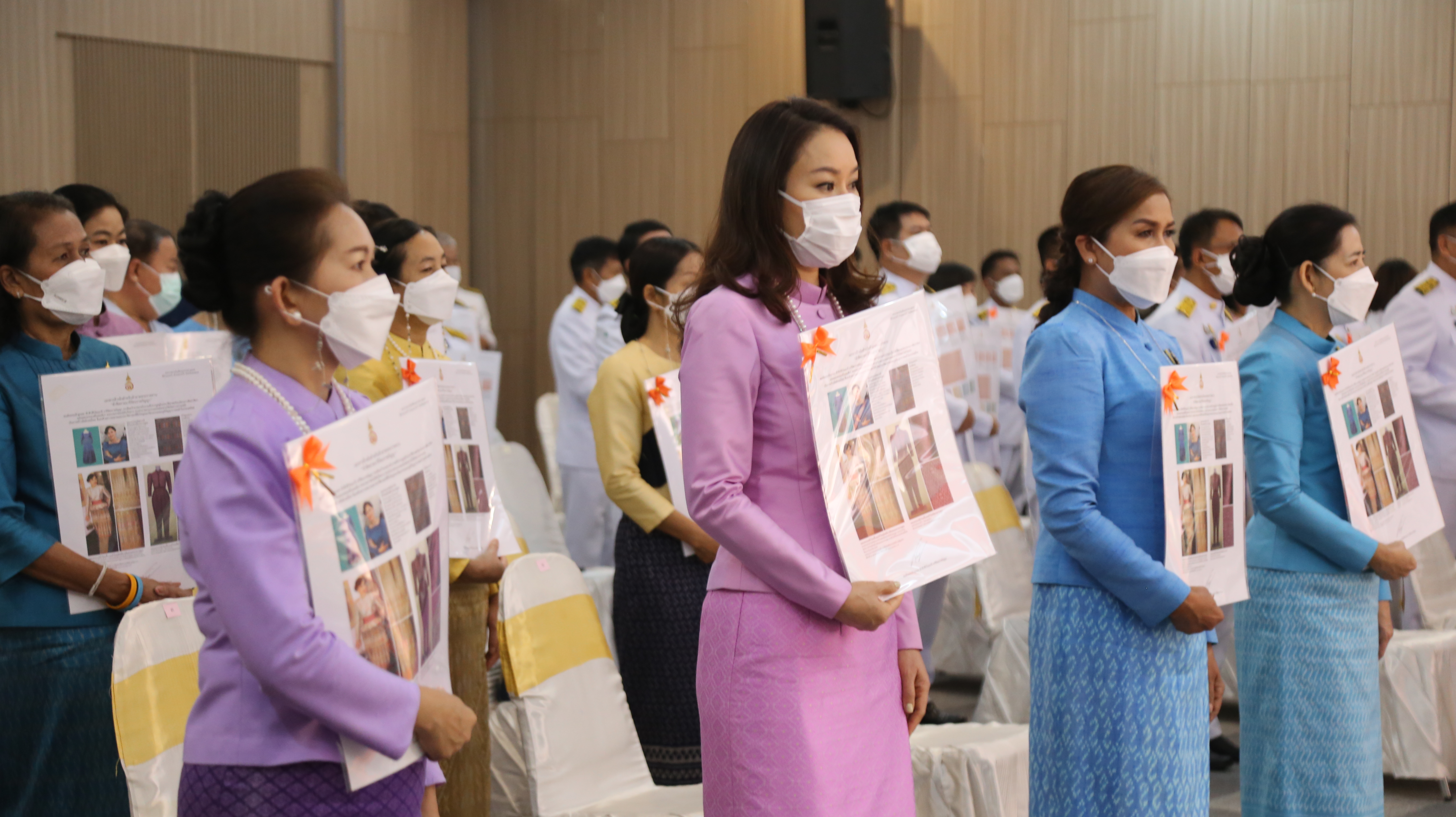 จังหวัดหนองคาย จัดพิธีมอบแบบลายผ้าพระราชทาน “ผ้าขิดลายนารีรัตนราชกัญญา”