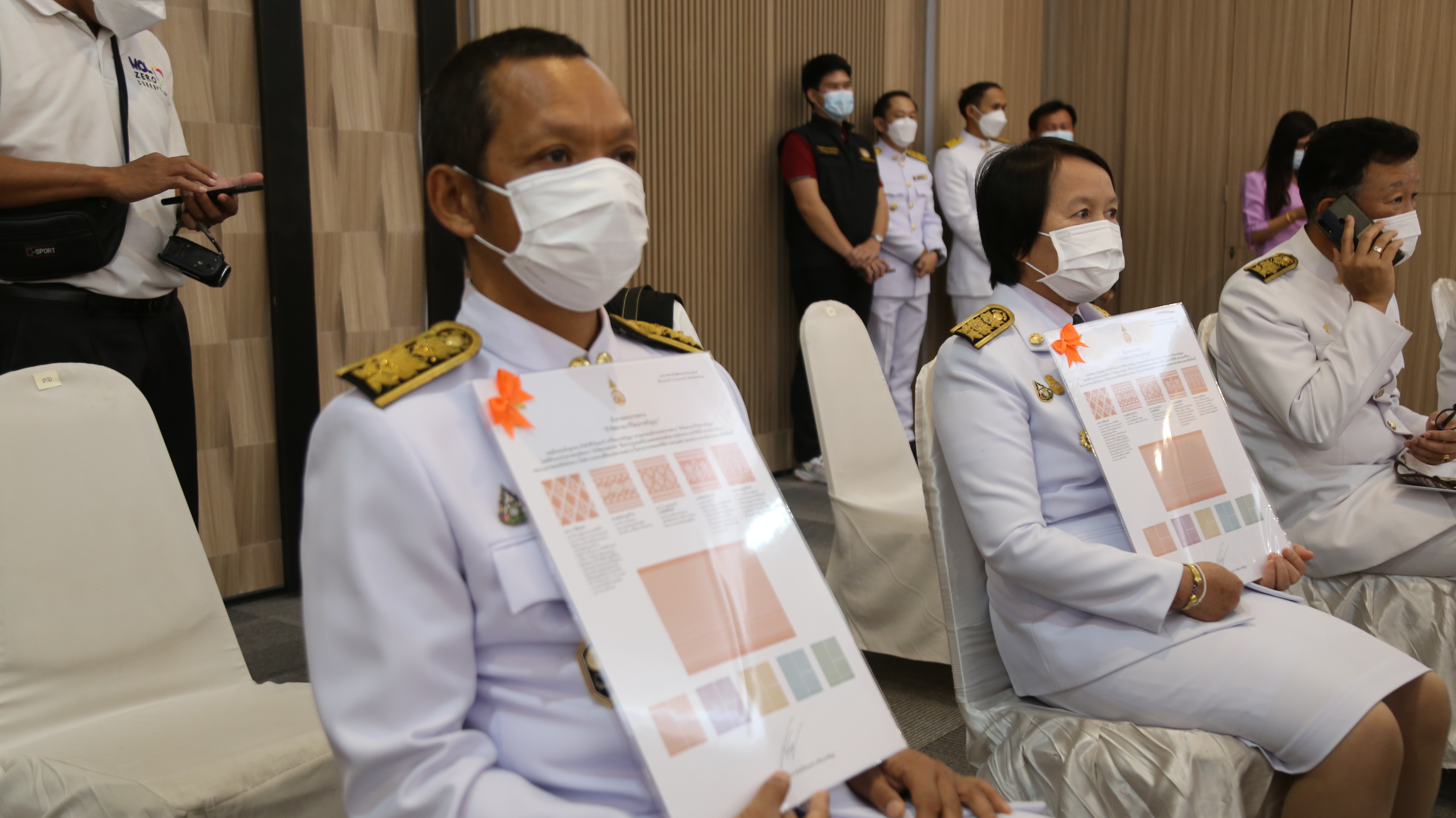 จังหวัดหนองคาย จัดพิธีมอบแบบลายผ้าพระราชทาน “ผ้าขิดลายนารีรัตนราชกัญญา”