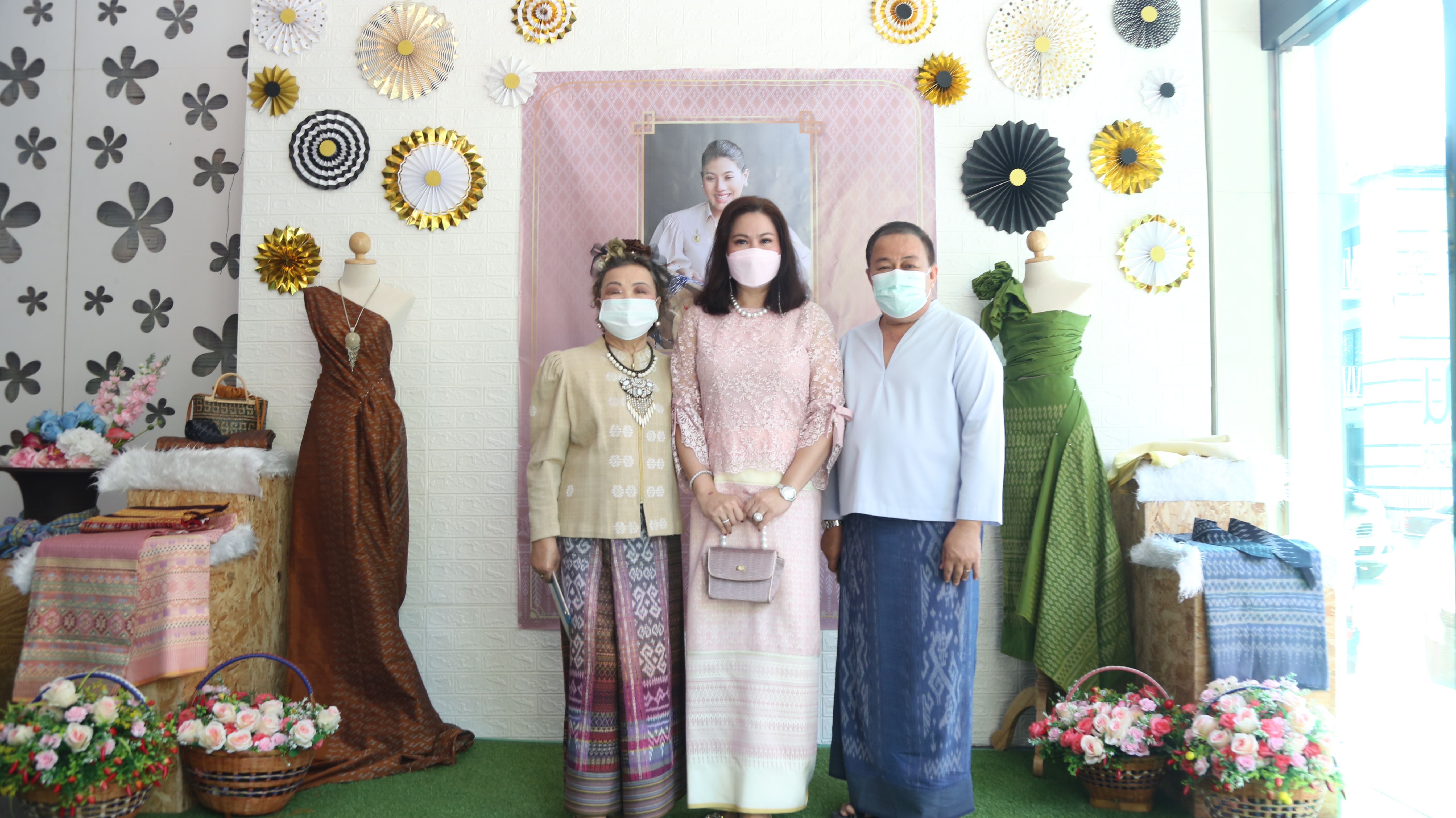 จังหวัดหนองคาย จัดพิธีมอบแบบลายผ้าพระราชทาน “ผ้าขิดลายนารีรัตนราชกัญญา”