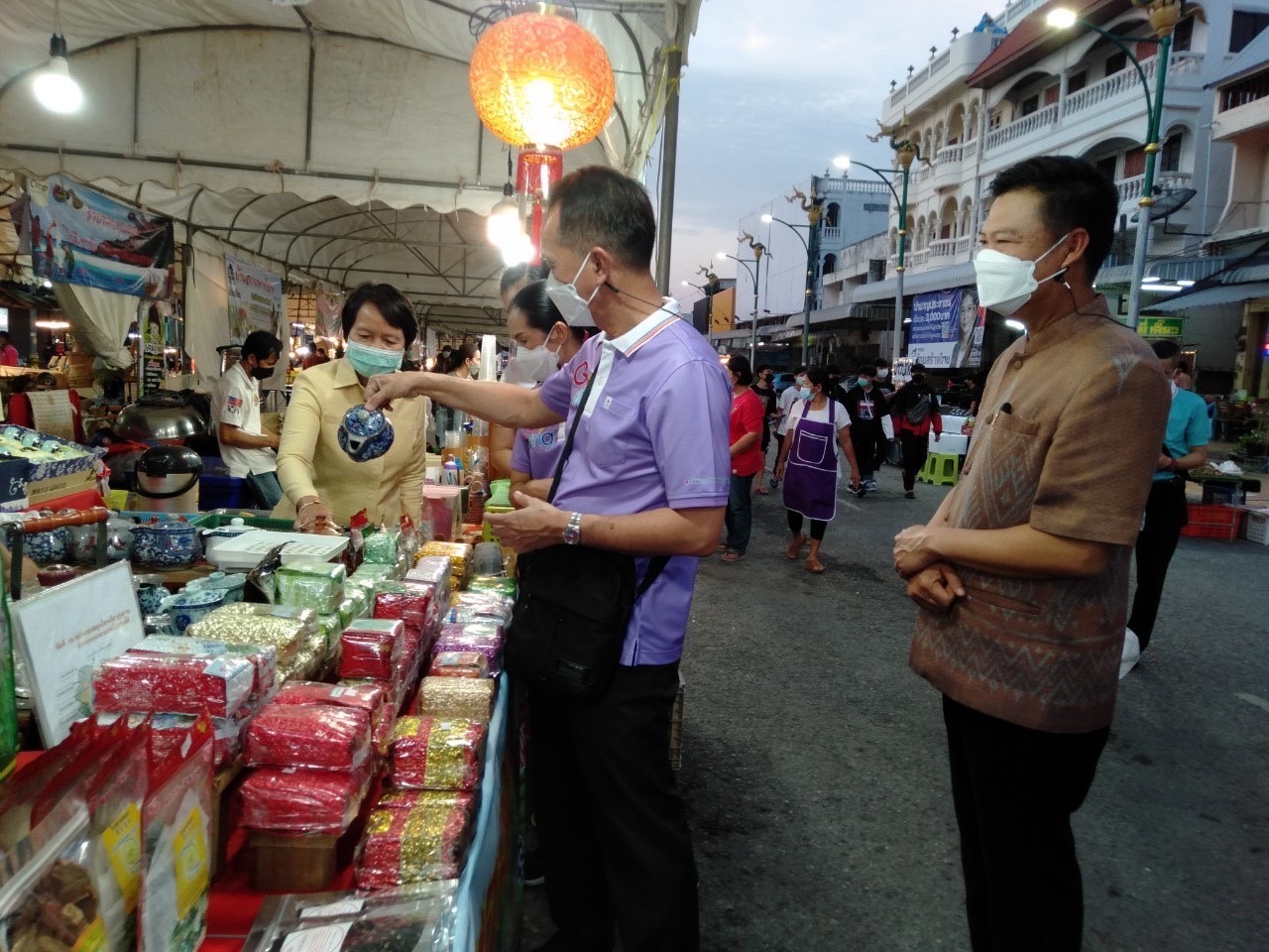 รองผู้ว่าราชการจังหวัดหนองคาย เยี่ยมชม เลือกซื้อสินค้า และให้กำลังใจผู้ประกอบการ OTOP ในงานจัดแสดงและจำหน่ายสินค้า OTOP จังหวัดหนองคาย  ในงาน “ฉลองอนุสาวรีย์ปราบฮ่อ ใต้ร่มพระบารมี 195 ปี เมืองหนองคาย และงานกาชาด พ.ศ.2565”