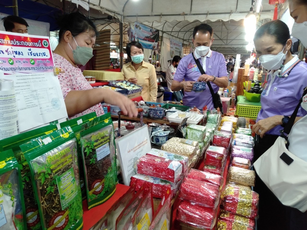 รองผู้ว่าราชการจังหวัดหนองคาย เยี่ยมชม เลือกซื้อสินค้า และให้กำลังใจผู้ประกอบการ OTOP ในงานจัดแสดงและจำหน่ายสินค้า OTOP จังหวัดหนองคาย  ในงาน “ฉลองอนุสาวรีย์ปราบฮ่อ ใต้ร่มพระบารมี 195 ปี เมืองหนองคาย และงานกาชาด พ.ศ.2565”
