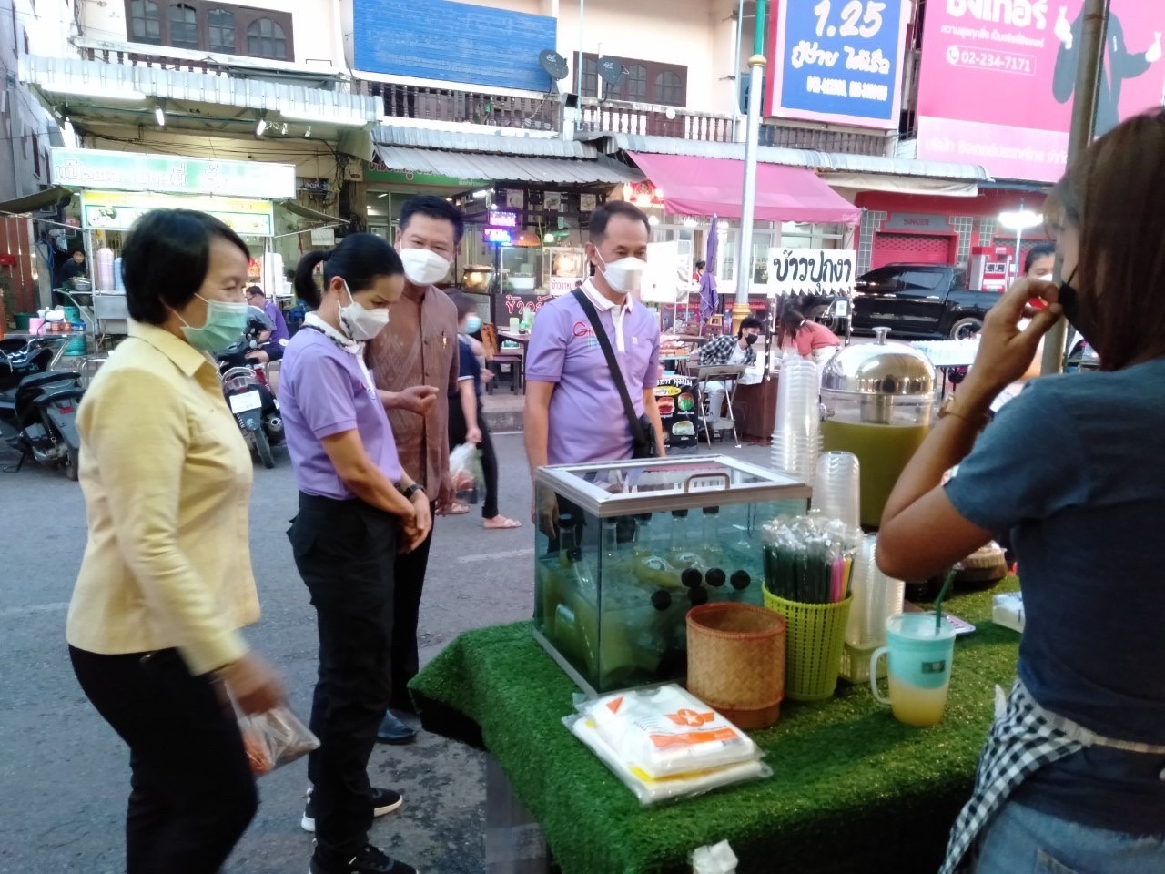 รองผู้ว่าราชการจังหวัดหนองคาย เยี่ยมชม เลือกซื้อสินค้า และให้กำลังใจผู้ประกอบการ OTOP ในงานจัดแสดงและจำหน่ายสินค้า OTOP จังหวัดหนองคาย  ในงาน “ฉลองอนุสาวรีย์ปราบฮ่อ ใต้ร่มพระบารมี 195 ปี เมืองหนองคาย และงานกาชาด พ.ศ.2565”