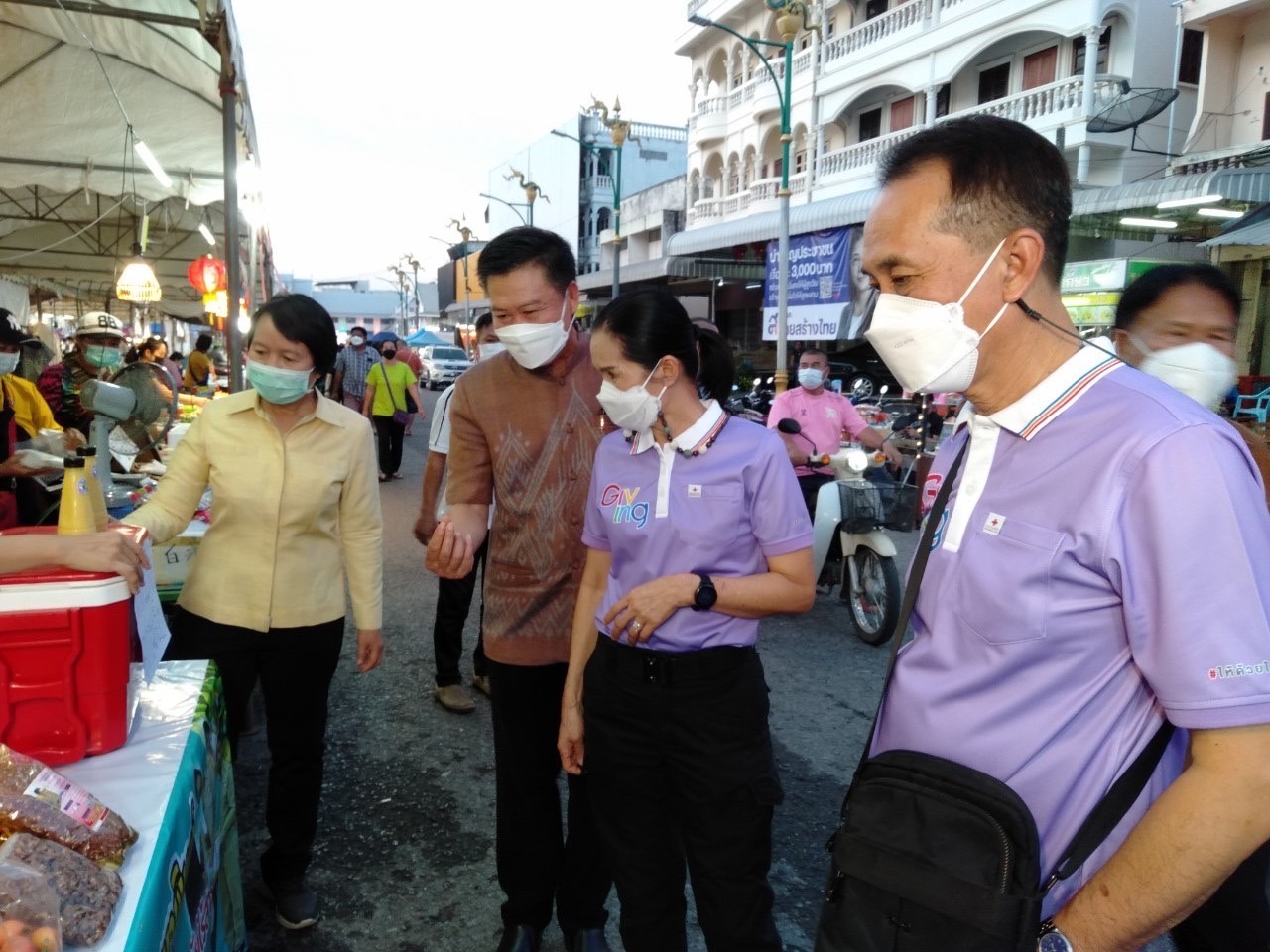 รองผู้ว่าราชการจังหวัดหนองคาย เยี่ยมชม เลือกซื้อสินค้า และให้กำลังใจผู้ประกอบการ OTOP ในงานจัดแสดงและจำหน่ายสินค้า OTOP จังหวัดหนองคาย  ในงาน “ฉลองอนุสาวรีย์ปราบฮ่อ ใต้ร่มพระบารมี 195 ปี เมืองหนองคาย และงานกาชาด พ.ศ.2565”