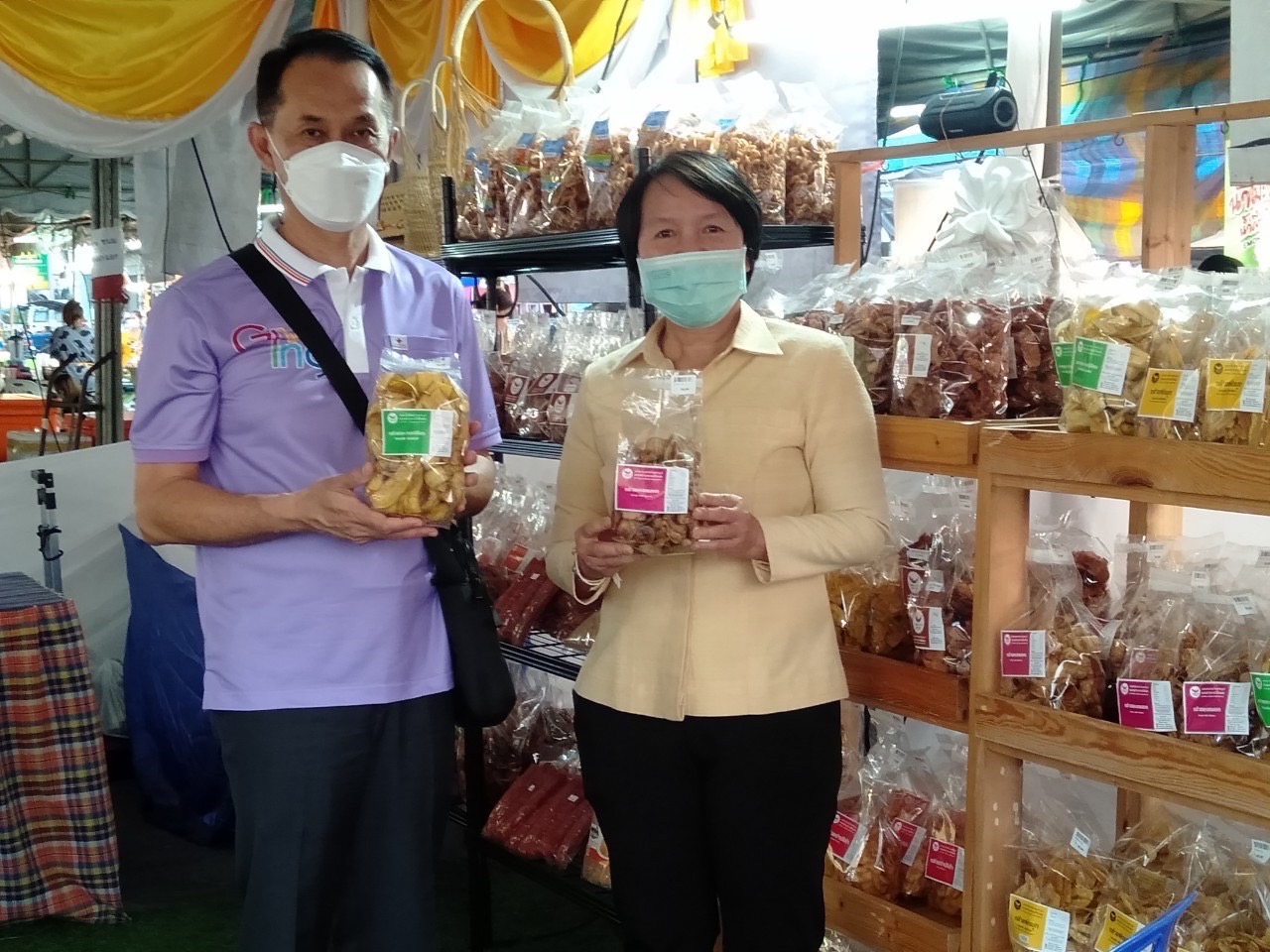 รองผู้ว่าราชการจังหวัดหนองคาย เยี่ยมชม เลือกซื้อสินค้า และให้กำลังใจผู้ประกอบการ OTOP ในงานจัดแสดงและจำหน่ายสินค้า OTOP จังหวัดหนองคาย  ในงาน “ฉลองอนุสาวรีย์ปราบฮ่อ ใต้ร่มพระบารมี 195 ปี เมืองหนองคาย และงานกาชาด พ.ศ.2565”