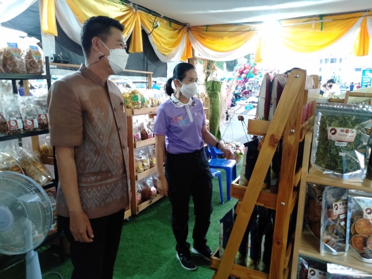 รองผู้ว่าราชการจังหวัดหนองคาย เยี่ยมชม เลือกซื้อสินค้า และให้กำลังใจผู้ประกอบการ OTOP ในงานจัดแสดงและจำหน่ายสินค้า OTOP จังหวัดหนองคาย  ในงาน “ฉลองอนุสาวรีย์ปราบฮ่อ ใต้ร่มพระบารมี 195 ปี เมืองหนองคาย และงานกาชาด พ.ศ.2565”