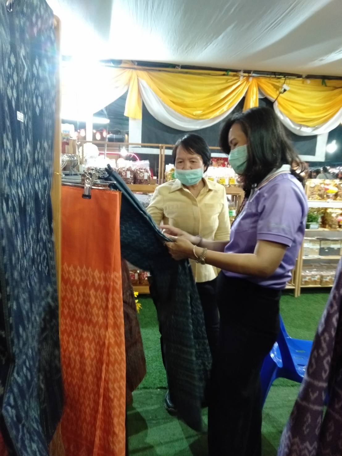 รองผู้ว่าราชการจังหวัดหนองคาย เยี่ยมชม เลือกซื้อสินค้า และให้กำลังใจผู้ประกอบการ OTOP ในงานจัดแสดงและจำหน่ายสินค้า OTOP จังหวัดหนองคาย  ในงาน “ฉลองอนุสาวรีย์ปราบฮ่อ ใต้ร่มพระบารมี 195 ปี เมืองหนองคาย และงานกาชาด พ.ศ.2565”