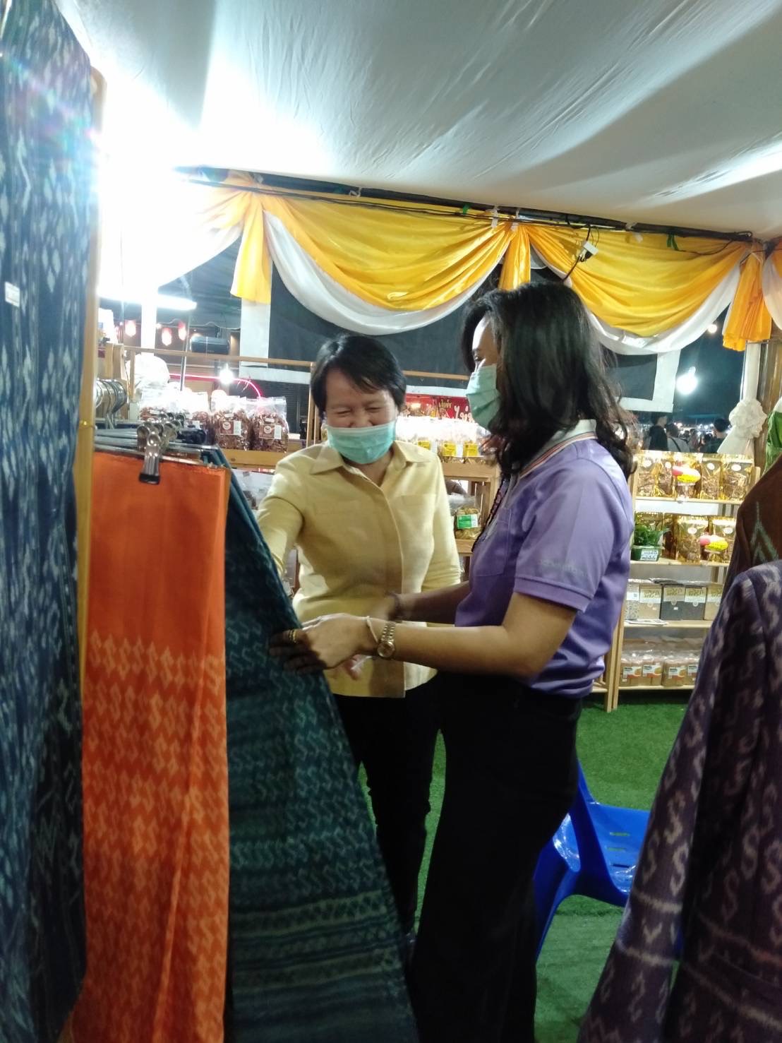 รองผู้ว่าราชการจังหวัดหนองคาย เยี่ยมชม เลือกซื้อสินค้า และให้กำลังใจผู้ประกอบการ OTOP ในงานจัดแสดงและจำหน่ายสินค้า OTOP จังหวัดหนองคาย  ในงาน “ฉลองอนุสาวรีย์ปราบฮ่อ ใต้ร่มพระบารมี 195 ปี เมืองหนองคาย และงานกาชาด พ.ศ.2565”