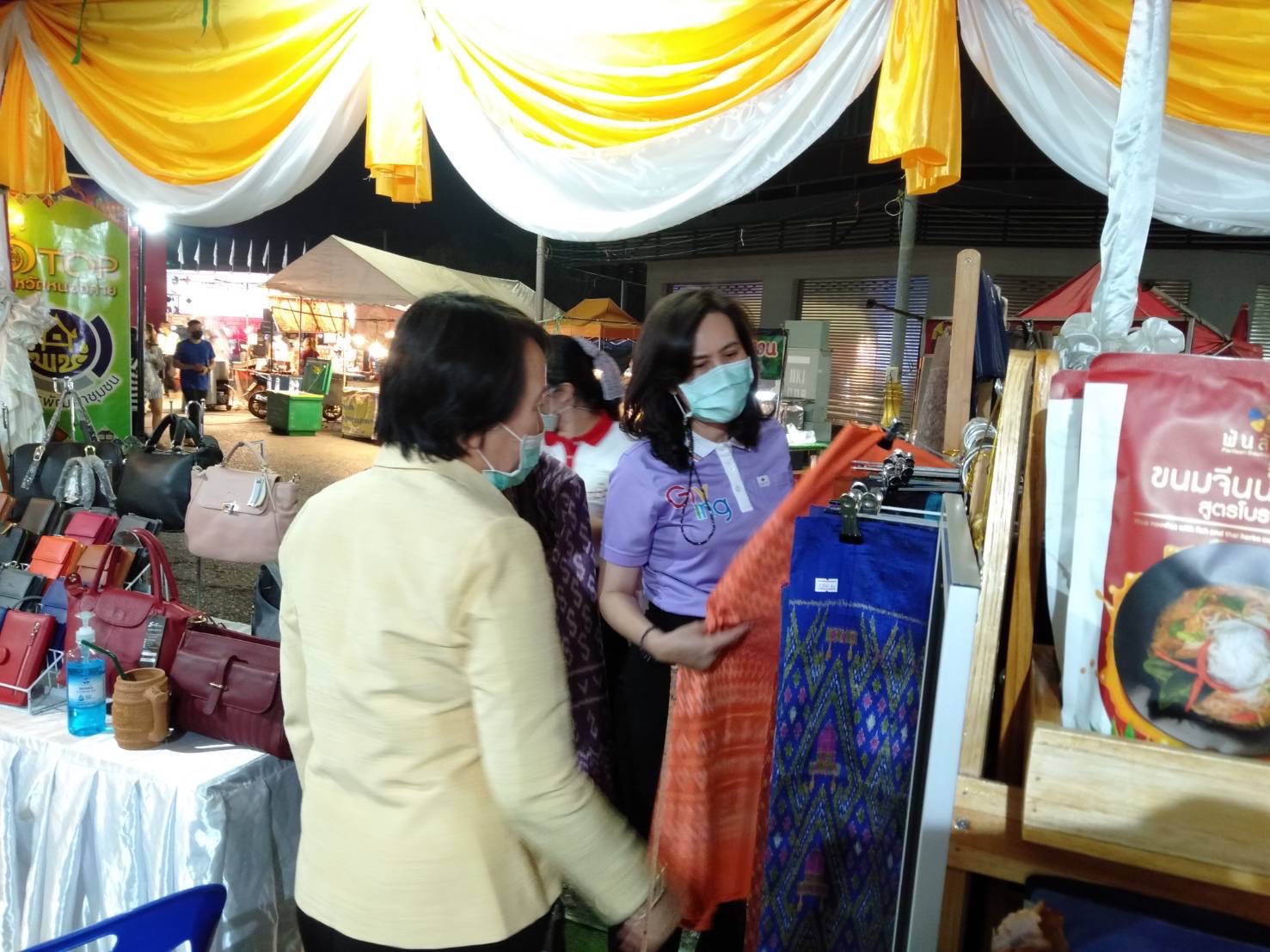 รองผู้ว่าราชการจังหวัดหนองคาย เยี่ยมชม เลือกซื้อสินค้า และให้กำลังใจผู้ประกอบการ OTOP ในงานจัดแสดงและจำหน่ายสินค้า OTOP จังหวัดหนองคาย  ในงาน “ฉลองอนุสาวรีย์ปราบฮ่อ ใต้ร่มพระบารมี 195 ปี เมืองหนองคาย และงานกาชาด พ.ศ.2565”