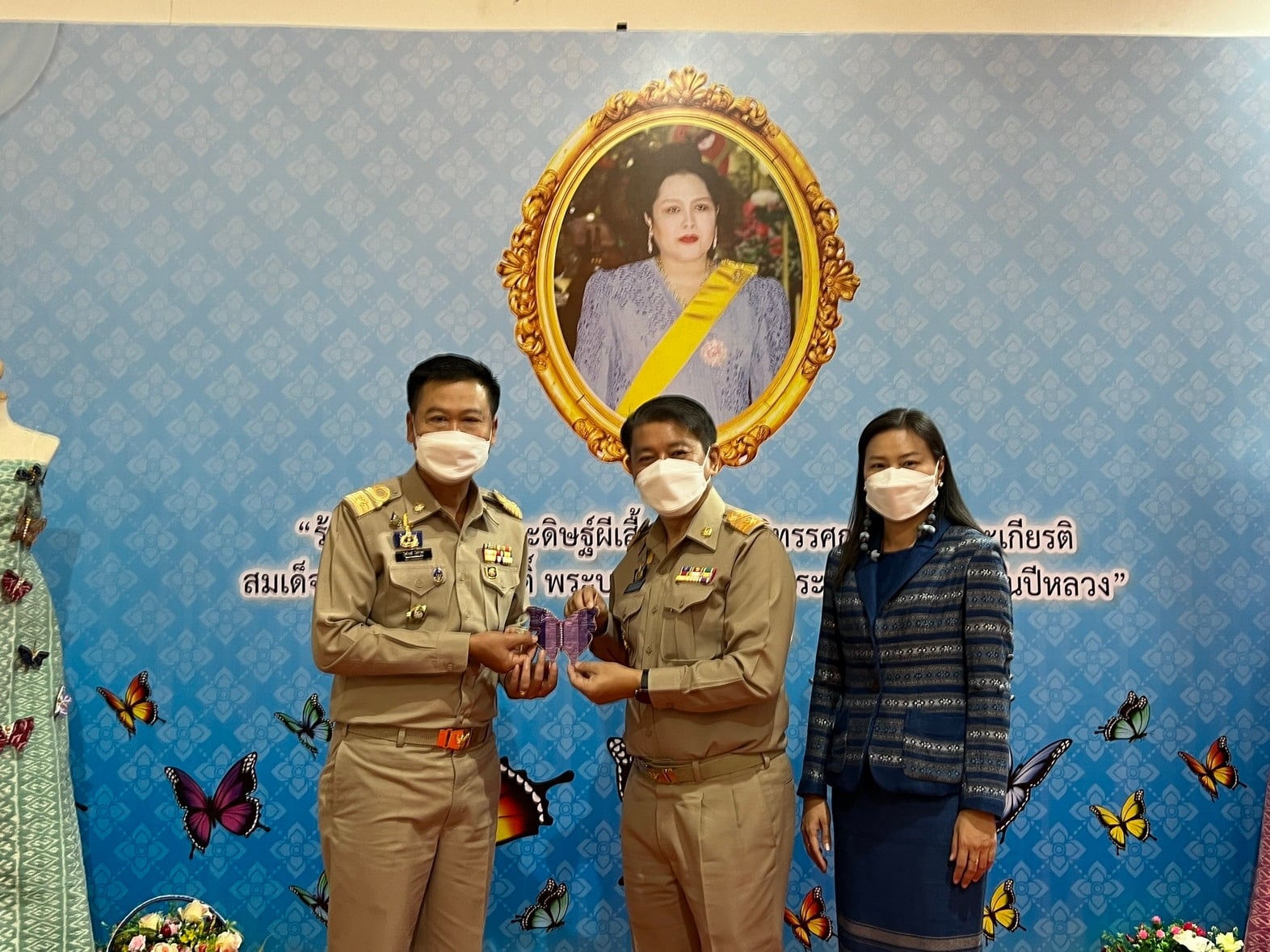 จังหวัดหนองคาย รวมพลังร้อยดวงใจ ประดิษฐ์ผีเสื้อเพื่อนำไปประดับในนิทรรศการเฉลิมพระเกียรติ สมเด็จพระนางเจ้าสิริกิติ์ พระบรมราชินีนาถ พระบรมราชชนนีพันปีหลวง เนื่องในโอกาสมหามงคลเฉลิมพระชนมพรรษา 90 พรรษา 12 สิงหาคม 2565