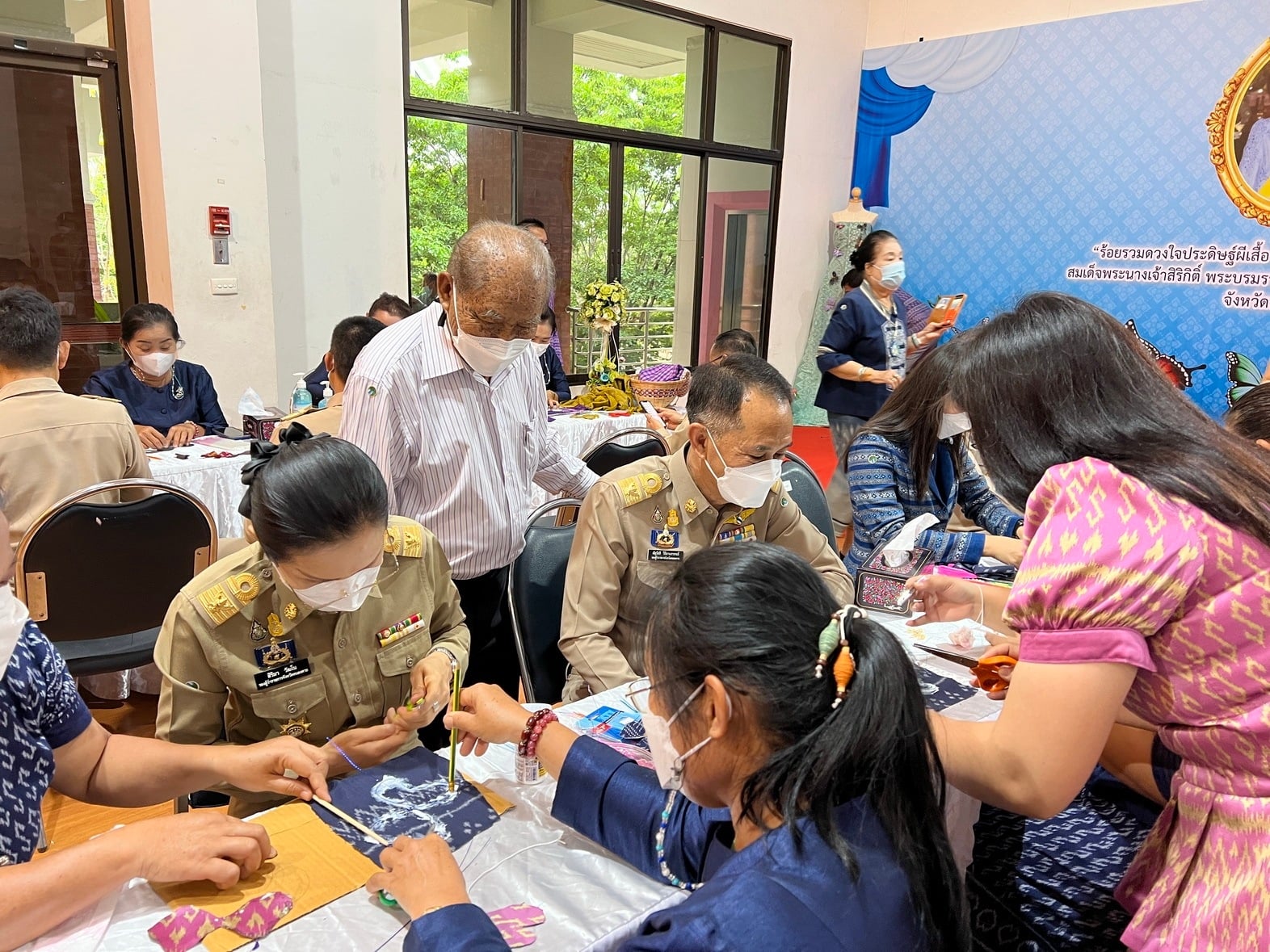 จังหวัดหนองคาย รวมพลังร้อยดวงใจ ประดิษฐ์ผีเสื้อเพื่อนำไปประดับในนิทรรศการเฉลิมพระเกียรติ สมเด็จพระนางเจ้าสิริกิติ์ พระบรมราชินีนาถ พระบรมราชชนนีพันปีหลวง เนื่องในโอกาสมหามงคลเฉลิมพระชนมพรรษา 90 พรรษา 12 สิงหาคม 2565