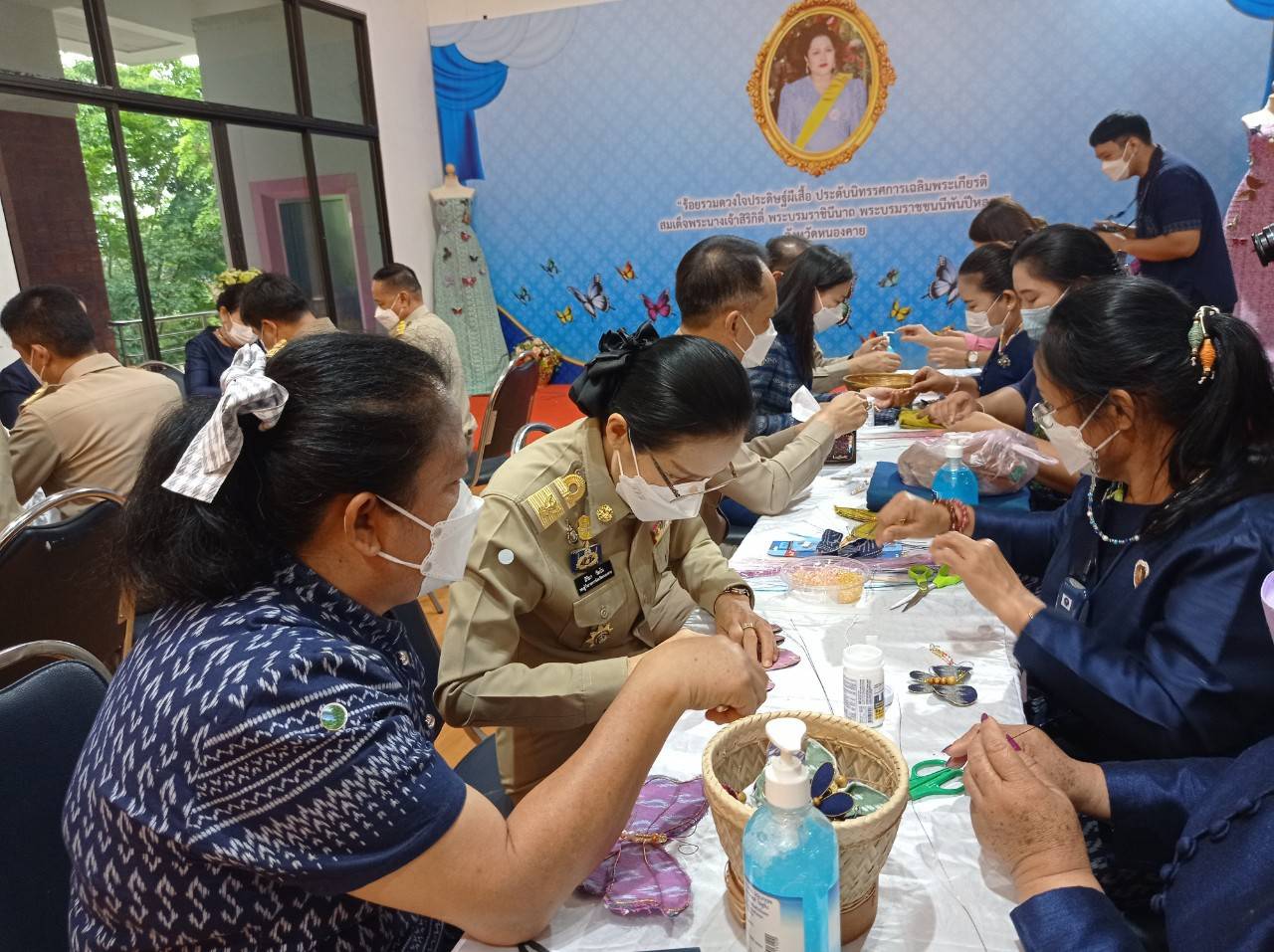 จังหวัดหนองคาย รวมพลังร้อยดวงใจ ประดิษฐ์ผีเสื้อเพื่อนำไปประดับในนิทรรศการเฉลิมพระเกียรติ สมเด็จพระนางเจ้าสิริกิติ์ พระบรมราชินีนาถ พระบรมราชชนนีพันปีหลวง เนื่องในโอกาสมหามงคลเฉลิมพระชนมพรรษา 90 พรรษา 12 สิงหาคม 2565