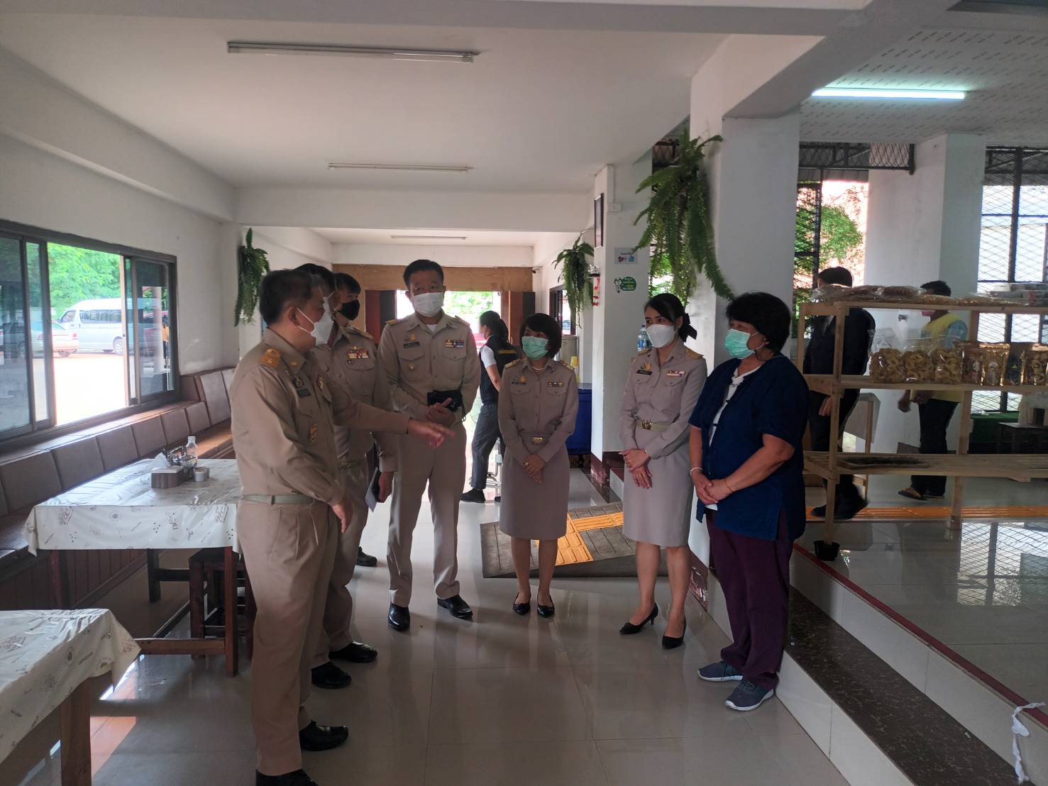 ผู้ว่าราชการจังหวัดหนองคาย ตรวจเยี่ยมศูนย์แสดงและจำหน่ายผลิตภัณฑ์ OTOP จังหวัดหนองคาย