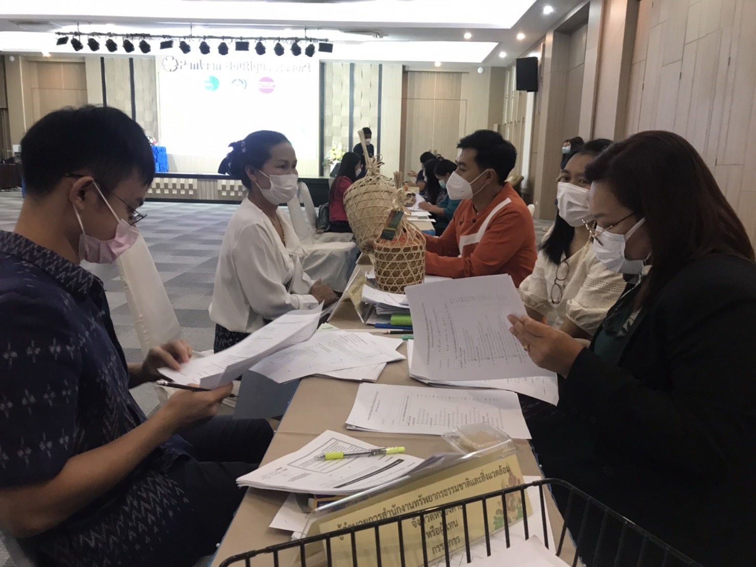 พช.หนองคาย ดำเนินโครงการคัดสรรสุดยอด หนึ่งตำบล หนึ่งผลิตภัณฑ์ไทย ประจำปี 2565 กิจกรรมการพิจารณา ตรวจสอบ กลั่นกรองและให้คะแนนผลิตภัณฑ์ในระดับจังหวัด