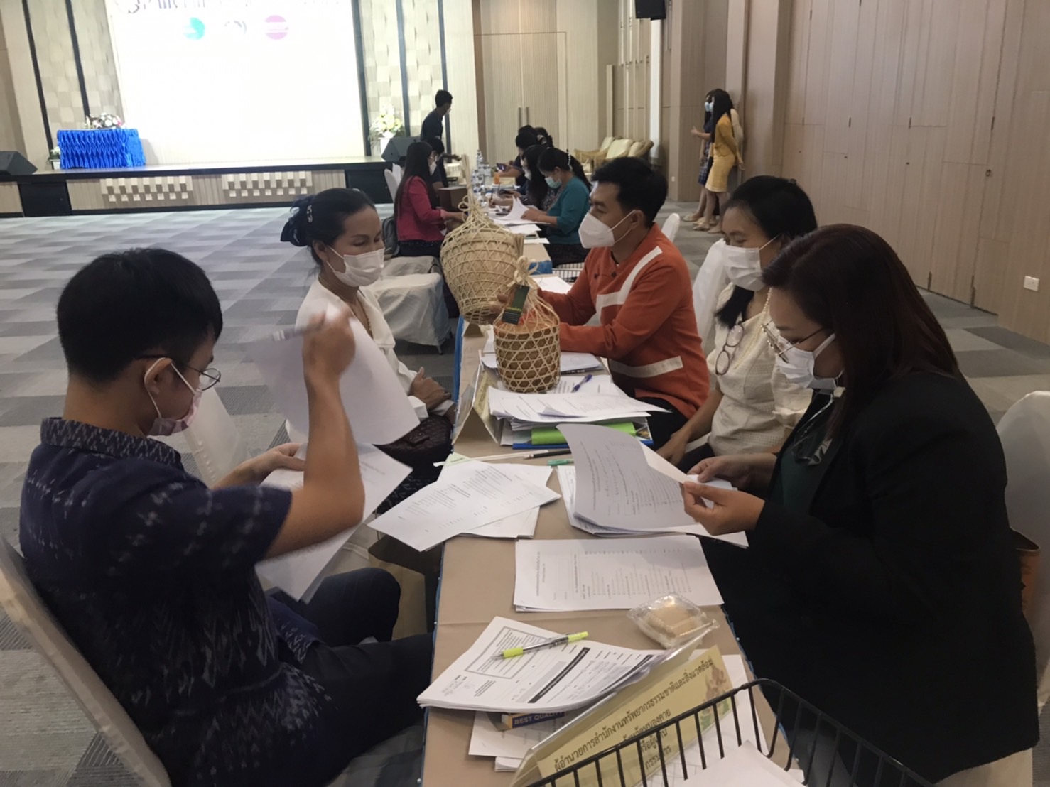 พช.หนองคาย ดำเนินโครงการคัดสรรสุดยอด หนึ่งตำบล หนึ่งผลิตภัณฑ์ไทย ประจำปี 2565 กิจกรรมการพิจารณา ตรวจสอบ กลั่นกรองและให้คะแนนผลิตภัณฑ์ในระดับจังหวัด