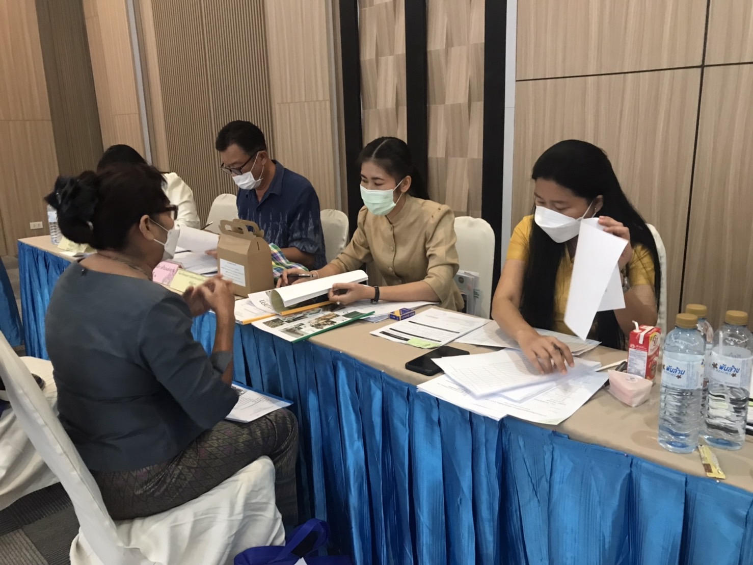 พช.หนองคาย ดำเนินโครงการคัดสรรสุดยอด หนึ่งตำบล หนึ่งผลิตภัณฑ์ไทย ประจำปี 2565 กิจกรรมการพิจารณา ตรวจสอบ กลั่นกรองและให้คะแนนผลิตภัณฑ์ในระดับจังหวัด