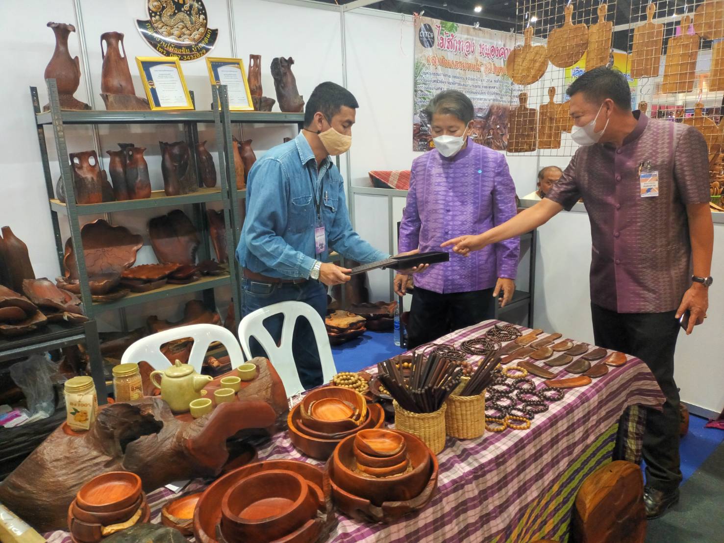 ผู้ว่าราชการจังหวัดหนองคาย  ร่วมพิธีเปิดงาน OTOP Midyear 2022 “สุขช้อป สุขใจ สุขทั่วไทยรวมไว้ในที่เดียว”