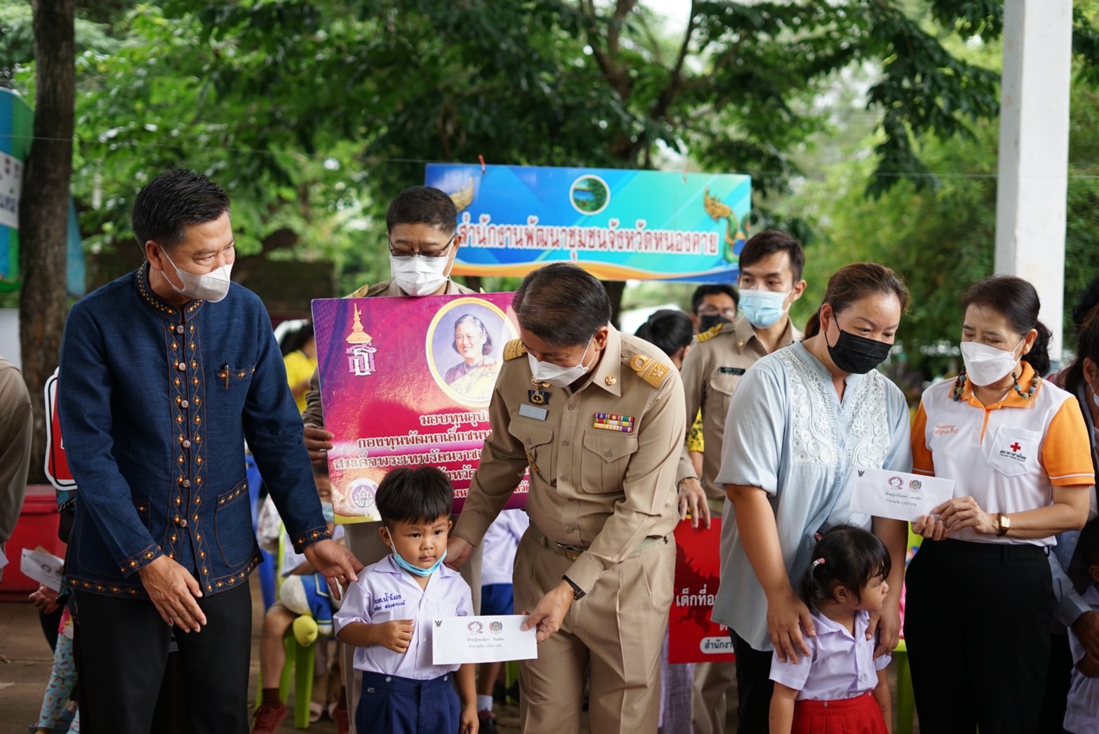 ผู้ว่าราชการจังหวัดหนองคาย มอบทุนอุปการะเด็ก กองทุนพัฒนาเด็กชนบทในพระราชูปถัมภ์ สมเด็จพระเทพรัตนราชสุดา สยามบรมราชกุมารี โครงการบริการจังหวัดเคลื่อนที่แบบบูรณาการ และหน่วยบำบัดทุกข์ บำรุงสุข จังหวัดหนองคาย