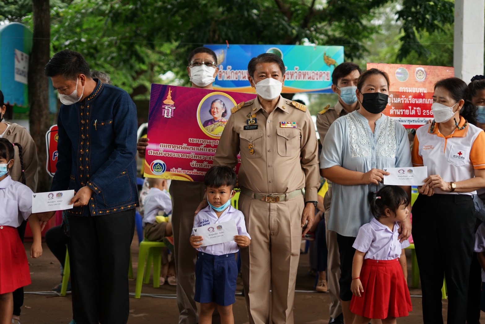 ผู้ว่าราชการจังหวัดหนองคาย มอบทุนอุปการะเด็ก กองทุนพัฒนาเด็กชนบทในพระราชูปถัมภ์ สมเด็จพระเทพรัตนราชสุดา สยามบรมราชกุมารี โครงการบริการจังหวัดเคลื่อนที่แบบบูรณาการ และหน่วยบำบัดทุกข์ บำรุงสุข จังหวัดหนองคาย