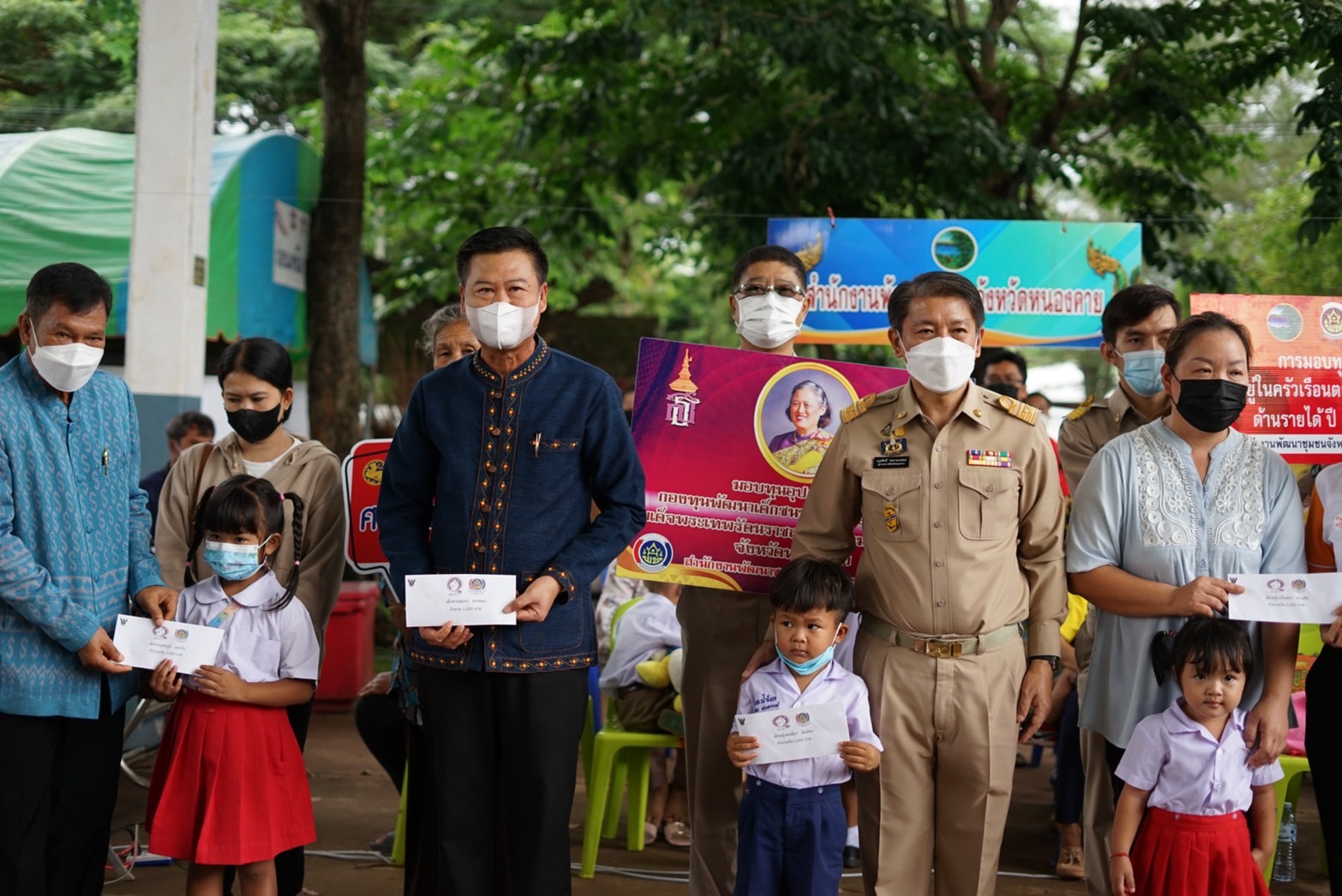 ผู้ว่าราชการจังหวัดหนองคาย มอบทุนอุปการะเด็ก กองทุนพัฒนาเด็กชนบทในพระราชูปถัมภ์ สมเด็จพระเทพรัตนราชสุดา สยามบรมราชกุมารี โครงการบริการจังหวัดเคลื่อนที่แบบบูรณาการ และหน่วยบำบัดทุกข์ บำรุงสุข จังหวัดหนองคาย