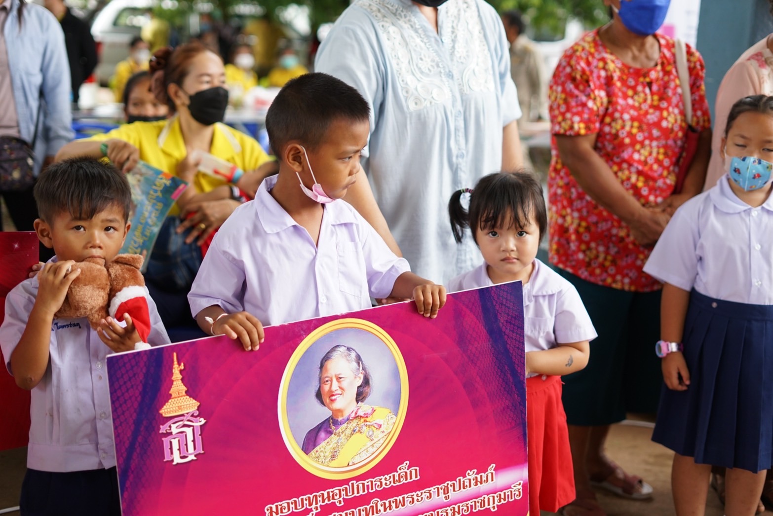 ผู้ว่าราชการจังหวัดหนองคาย มอบทุนอุปการะเด็ก กองทุนพัฒนาเด็กชนบทในพระราชูปถัมภ์ สมเด็จพระเทพรัตนราชสุดา สยามบรมราชกุมารี โครงการบริการจังหวัดเคลื่อนที่แบบบูรณาการ และหน่วยบำบัดทุกข์ บำรุงสุข จังหวัดหนองคาย