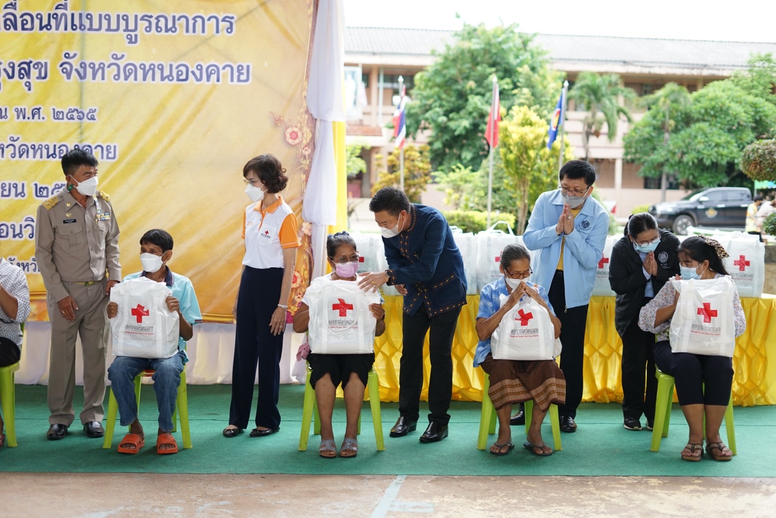 ผู้ว่าราชการจังหวัดหนองคาย มอบทุนอุปการะเด็ก กองทุนพัฒนาเด็กชนบทในพระราชูปถัมภ์ สมเด็จพระเทพรัตนราชสุดา สยามบรมราชกุมารี โครงการบริการจังหวัดเคลื่อนที่แบบบูรณาการ และหน่วยบำบัดทุกข์ บำรุงสุข จังหวัดหนองคาย