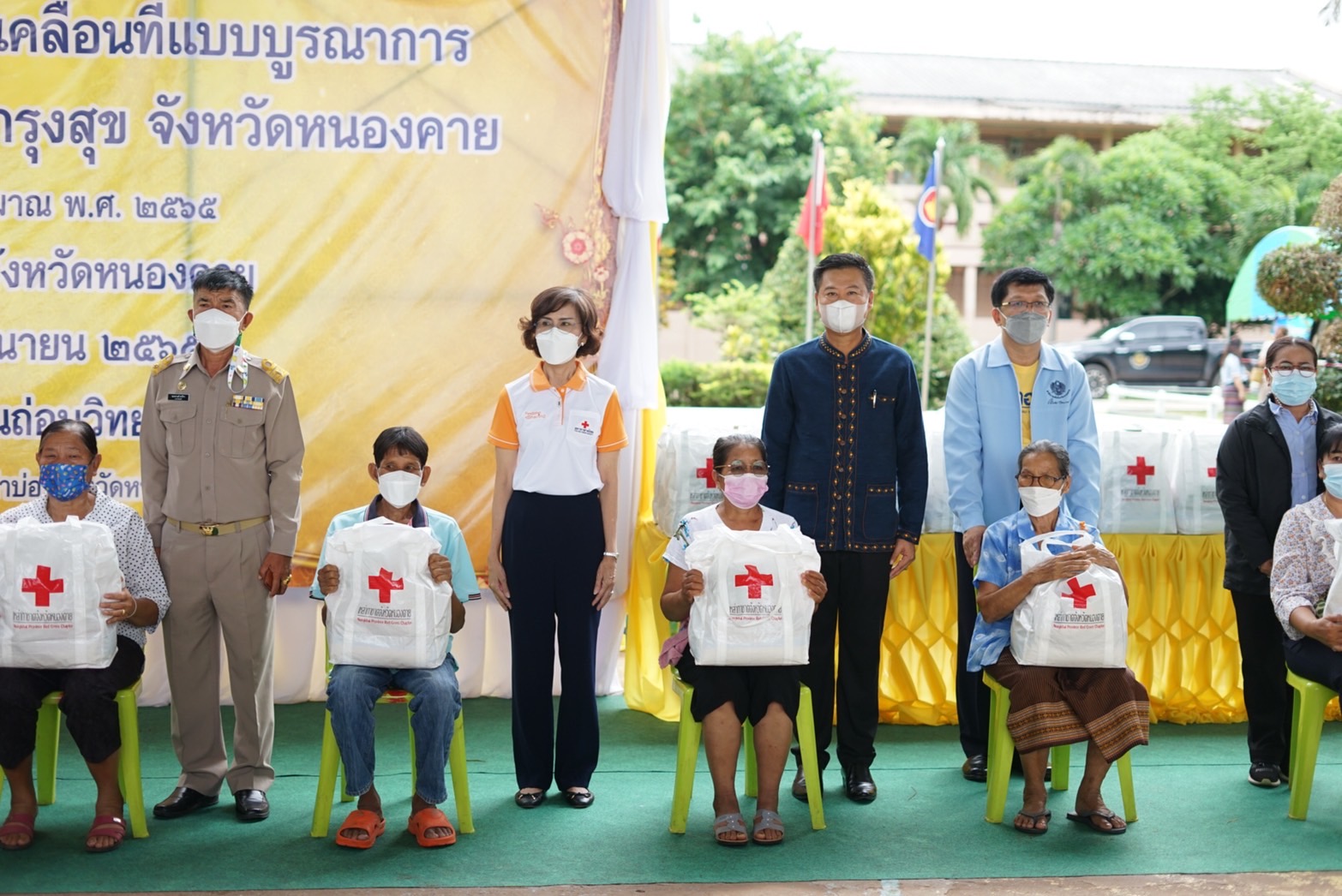 ผู้ว่าราชการจังหวัดหนองคาย มอบทุนอุปการะเด็ก กองทุนพัฒนาเด็กชนบทในพระราชูปถัมภ์ สมเด็จพระเทพรัตนราชสุดา สยามบรมราชกุมารี โครงการบริการจังหวัดเคลื่อนที่แบบบูรณาการ และหน่วยบำบัดทุกข์ บำรุงสุข จังหวัดหนองคาย